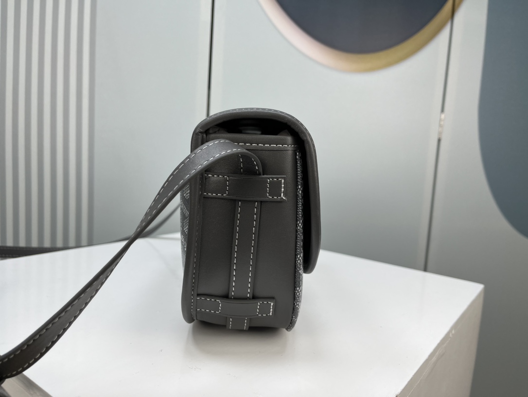 Goyard 邮差包 明星同款,新比例小方形包包 简洁大气实用的小方包 获得很多明星喜爱 手绘花纹特别有自己的特色 Si Goyard 邮差包 明星同款,新比例小方形包包 简洁大气实用的小方包 获得很多明星喜爱 手绘花纹特别有自己的特色 Si