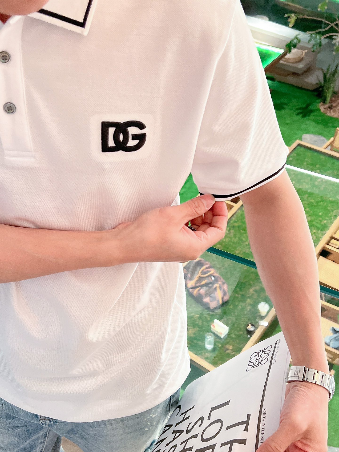 P100 DG 2025ss时尚翻领 Polo衫短袖 贸易公司渠道订单，官网同步发售，简约大气，时尚百搭，品相更是无法挑剔!!面料这块品质也是一如既往的高规格，选用客供进口定织纯棉珠地网眼面料，柔软挺阔有型、透气舒适。上身垂感好，不易变形!更不易褪色!干净清爽的基础 POLO衫版型，小巧而挺括的尖领有型又时尚，胸前立体刺绣logo，使得整体的上身效果更加的低调奢华，高贵典雅!彰显出别样的风味!商务休闲，时尚百搭，简直是每位成功男士的必备单品!! 尺码：s&mdash;xxl