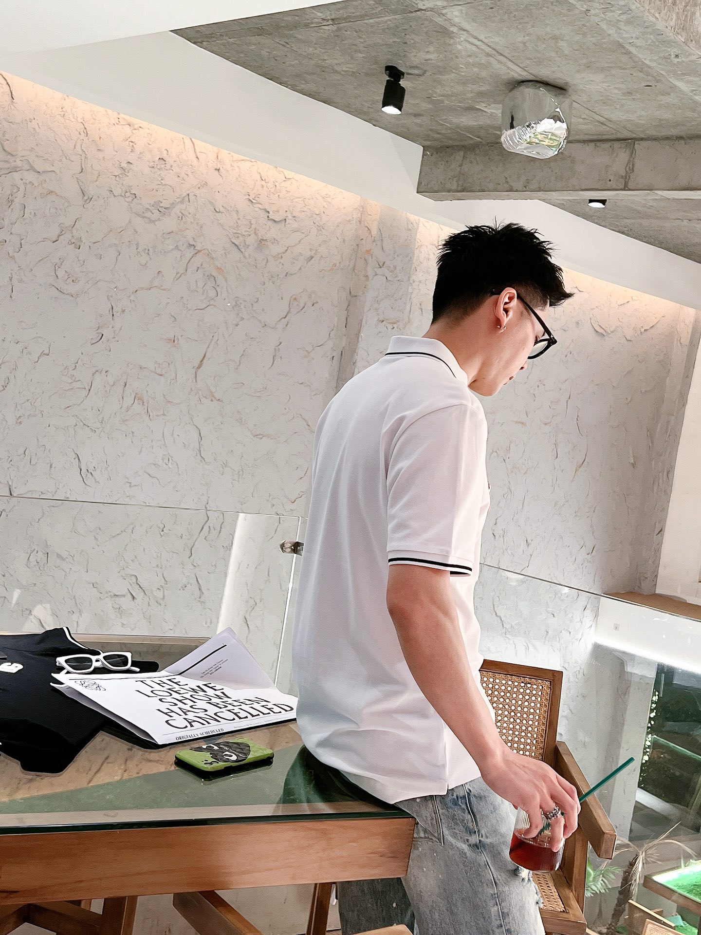 P100 DG 2025ss时尚翻领 Polo衫短袖 贸易公司渠道订单，官网同步发售，简约大气，时尚百搭，品相更是无法挑剔!!面料这块品质也是一如既往的高规格，选用客供进口定织纯棉珠地网眼面料，柔软挺阔有型、透气舒适。上身垂感好，不易变形!更不易褪色!干净清爽的基础 POLO衫版型，小巧而挺括的尖领有型又时尚，胸前立体刺绣logo，使得整体的上身效果更加的低调奢华，高贵典雅!彰显出别样的风味!商务休闲，时尚百搭，简直是每位成功男士的必备单品!! 尺码：s&mdash;xxl