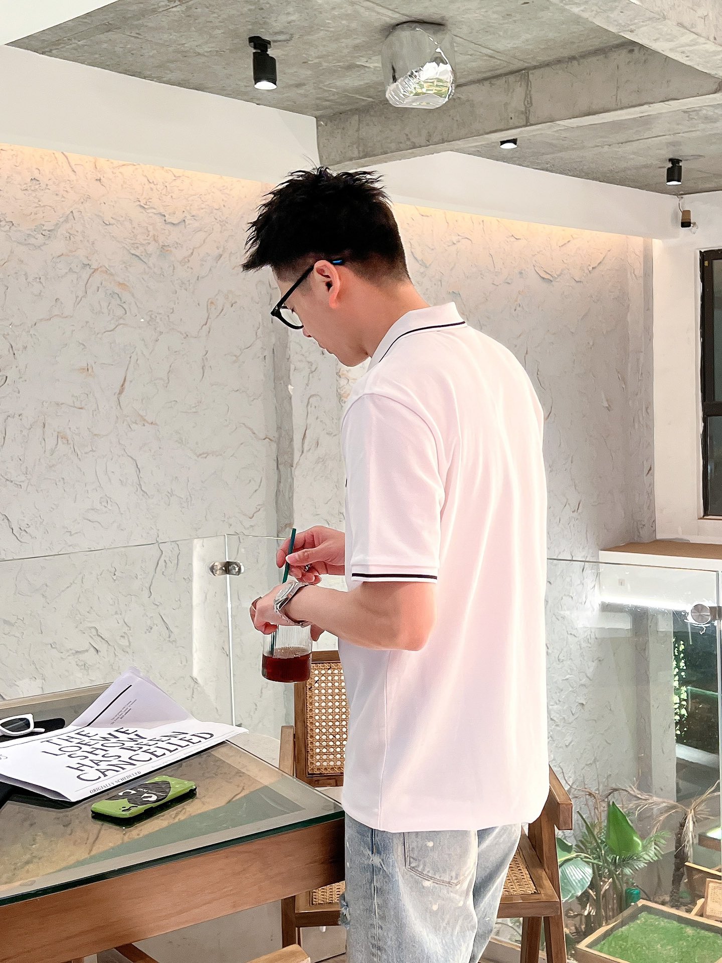 P100 DG 2025ss时尚翻领 Polo衫短袖 贸易公司渠道订单，官网同步发售，简约大气，时尚百搭，品相更是无法挑剔!!面料这块品质也是一如既往的高规格，选用客供进口定织纯棉珠地网眼面料，柔软挺阔有型、透气舒适。上身垂感好，不易变形!更不易褪色!干净清爽的基础 POLO衫版型，小巧而挺括的尖领有型又时尚，胸前立体刺绣logo，使得整体的上身效果更加的低调奢华，高贵典雅!彰显出别样的风味!商务休闲，时尚百搭，简直是每位成功男士的必备单品!! 尺码：s&mdash;xxl