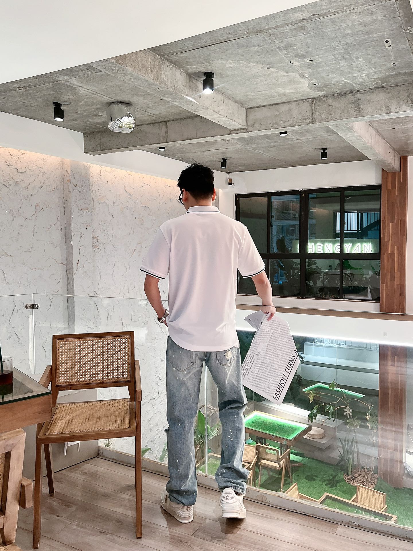 P100 DG 2025ss时尚翻领 Polo衫短袖 贸易公司渠道订单，官网同步发售，简约大气，时尚百搭，品相更是无法挑剔!!面料这块品质也是一如既往的高规格，选用客供进口定织纯棉珠地网眼面料，柔软挺阔有型、透气舒适。上身垂感好，不易变形!更不易褪色!干净清爽的基础 POLO衫版型，小巧而挺括的尖领有型又时尚，胸前立体刺绣logo，使得整体的上身效果更加的低调奢华，高贵典雅!彰显出别样的风味!商务休闲，时尚百搭，简直是每位成功男士的必备单品!! 尺码：s&mdash;xxl