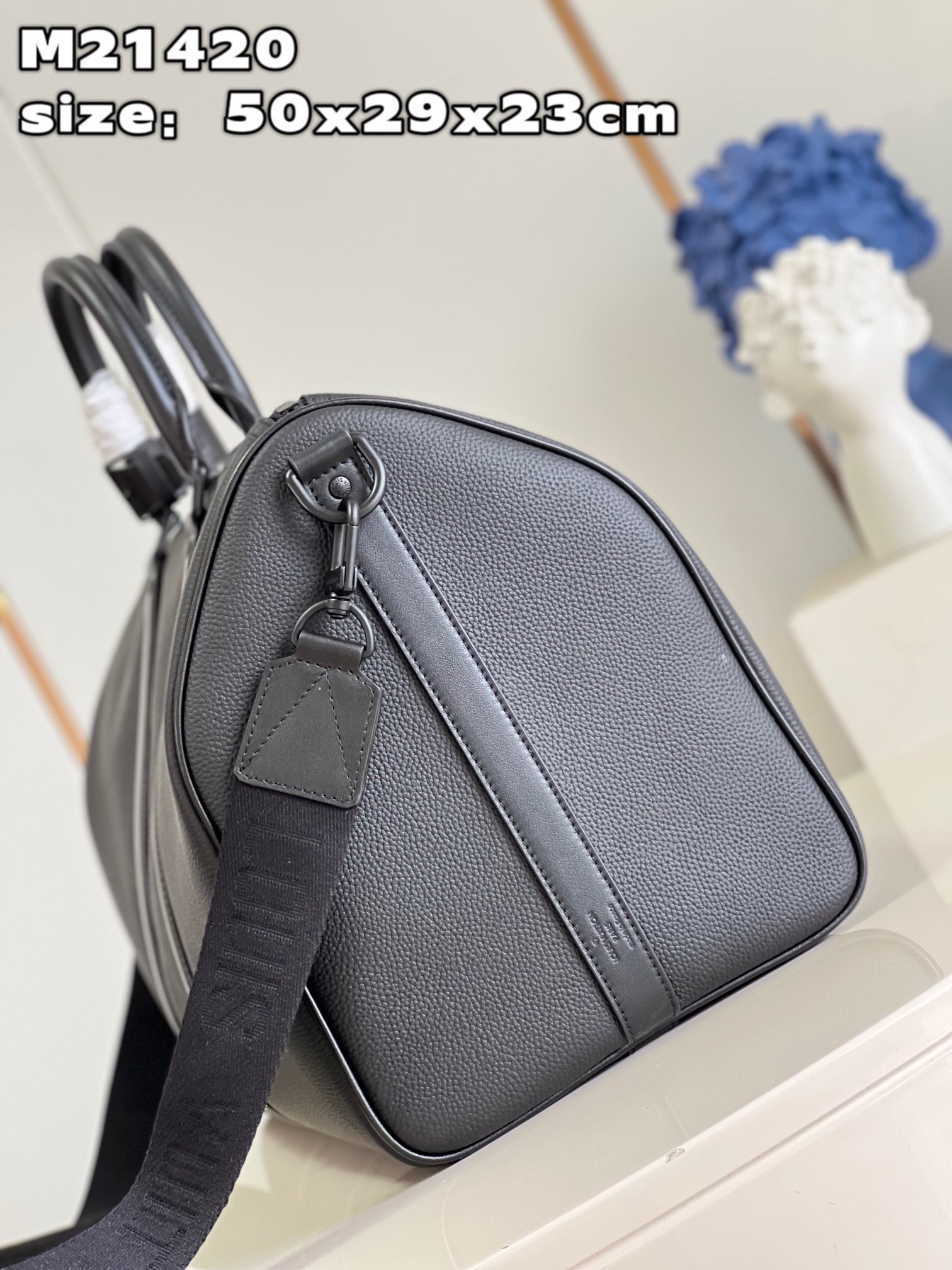 顶级原单M21420這款經典Keepall現以非凡的LVAerogram皮革製作向路易威登的皮具工藝致敬