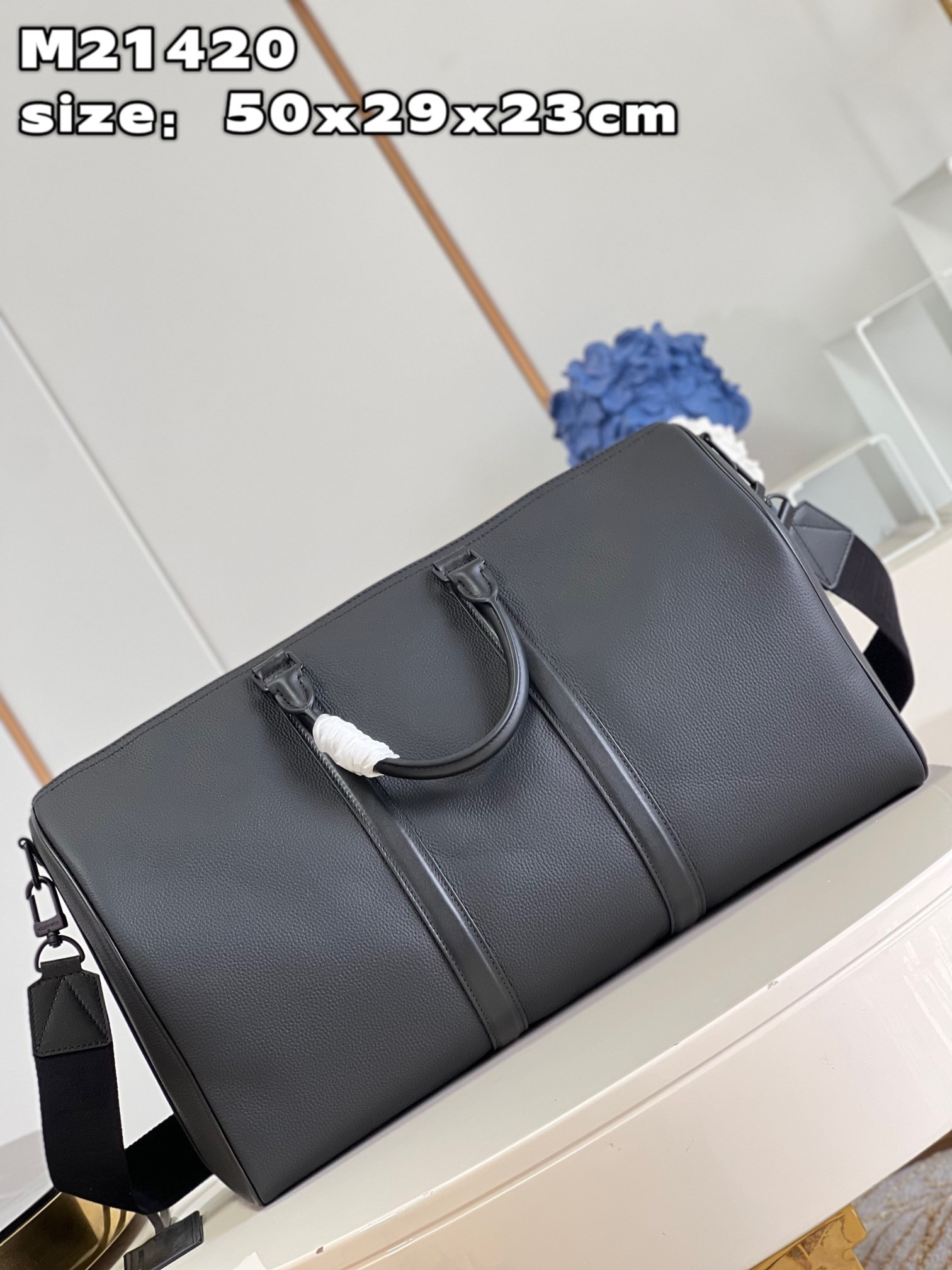 顶级原单M21420這款經典Keepall現以非凡的LVAerogram皮革製作向路易威登的皮具工藝致敬