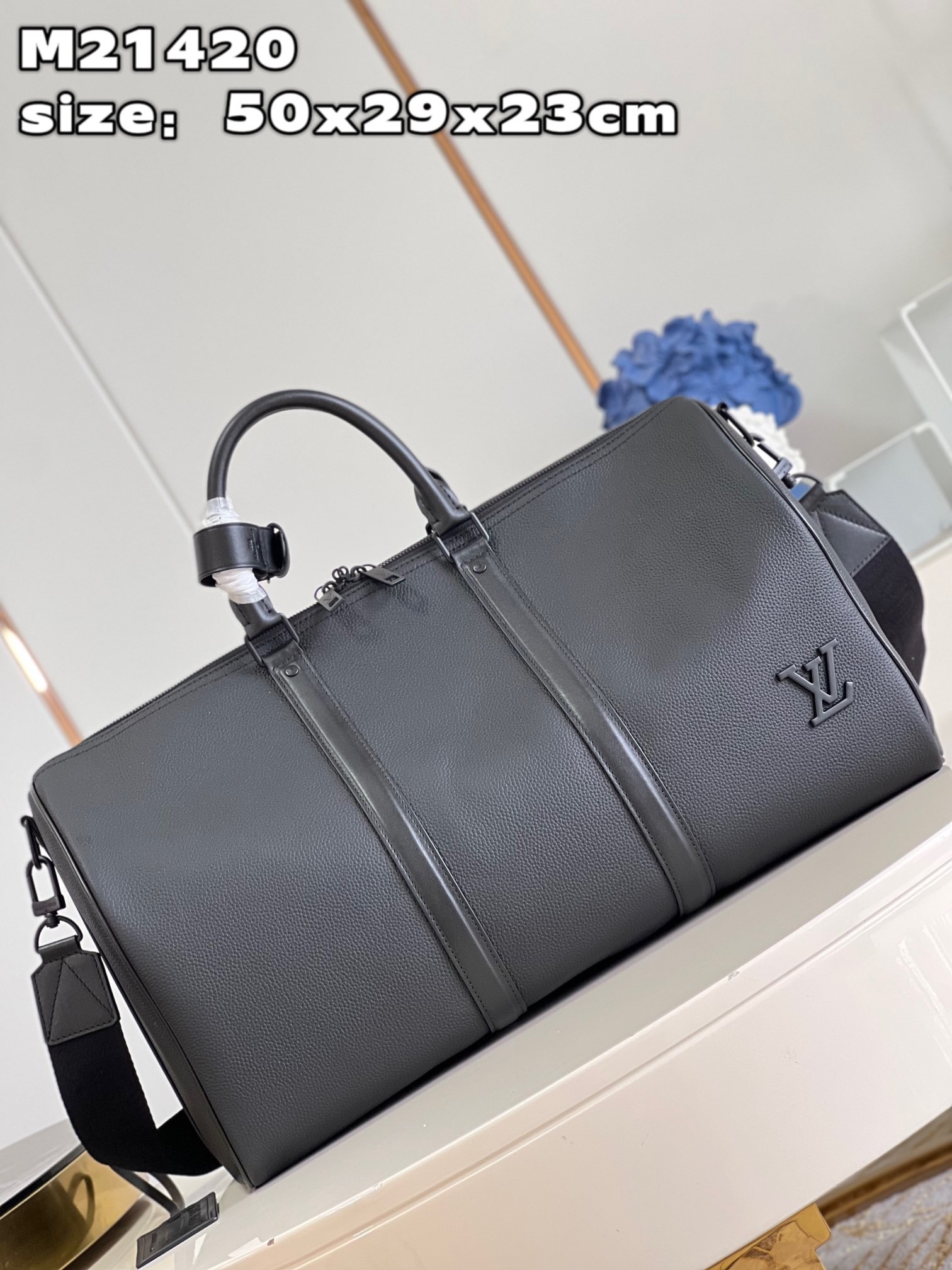 顶级原单M21420這款經典Keepall現以非凡的LVAerogram皮革製作向路易威登的皮具工藝致敬