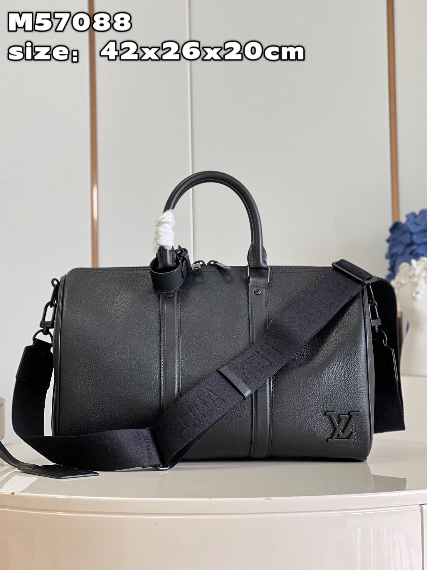 顶级原单M57088這款LVAerogram版本的Keepall散發低調時尚的美感採用柔軟微粒面黑色牛皮