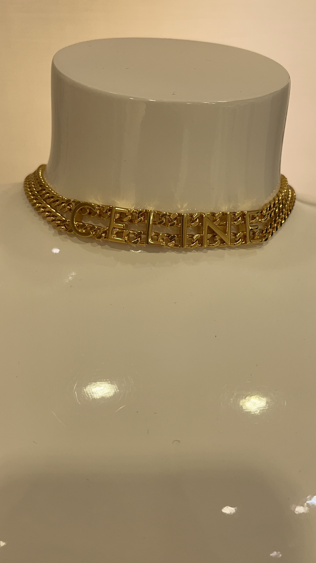 NO:632522,88200, arrived today and purchased yb’s new double-layered golden letter necklace choker. The combination of double-layer thick chain with golden letter logo is straightforward, simple and full of romance. It can be controlled in various styles. It can be salty or sweet. Exclusively purchased from yb and customized. The same material is brass gold plating, necklace, gold plating, Cartier high-end jewelry.1986090988200,今日到货购入yb 新款金色字母双层项链choker 双层粗链条金色字母logo的搭配 率性简约又充满浪漫气息 各种风格都可以驾驭 可盐可甜 独家购入yb定制 一致材质黄铜镀金,,necklace,gold plating,卡迪亚高端饰品,Jewelry