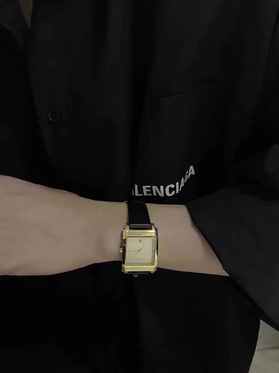 “Exclusive 210 Sale: Burberry Watch – Essential for Fashionable Women” - 图片 2