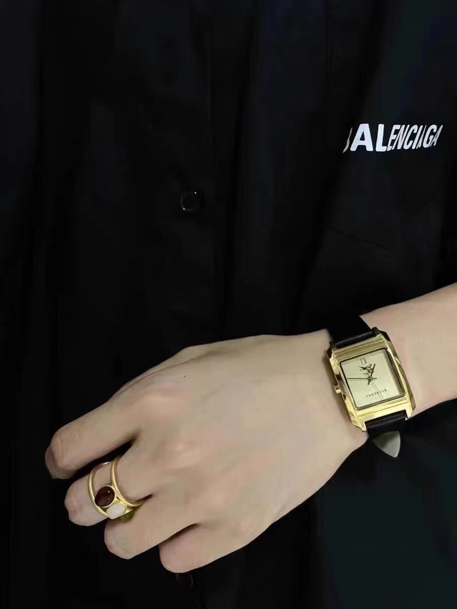 “Exclusive 210 Sale: Burberry Watch – Essential for Fashionable Women” - 图片 1