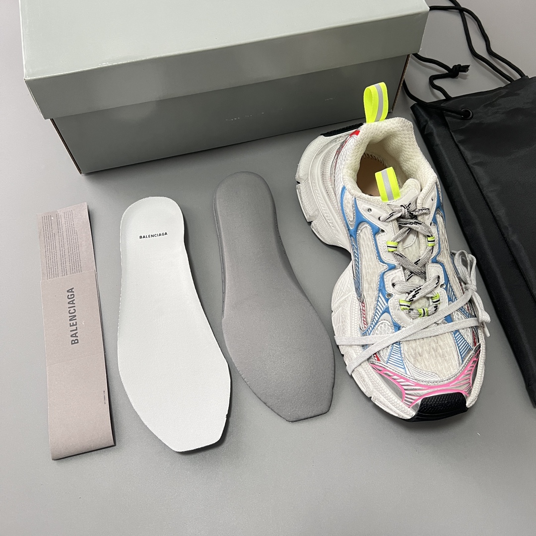 Balenciaga 纯 本Balenciaga Phantom Sneaker 巴黎世家全新做旧十代粉蓝潮流跑鞋 在延续 Track Trainer 户外轮廓和复杂鞋面结构的同时
