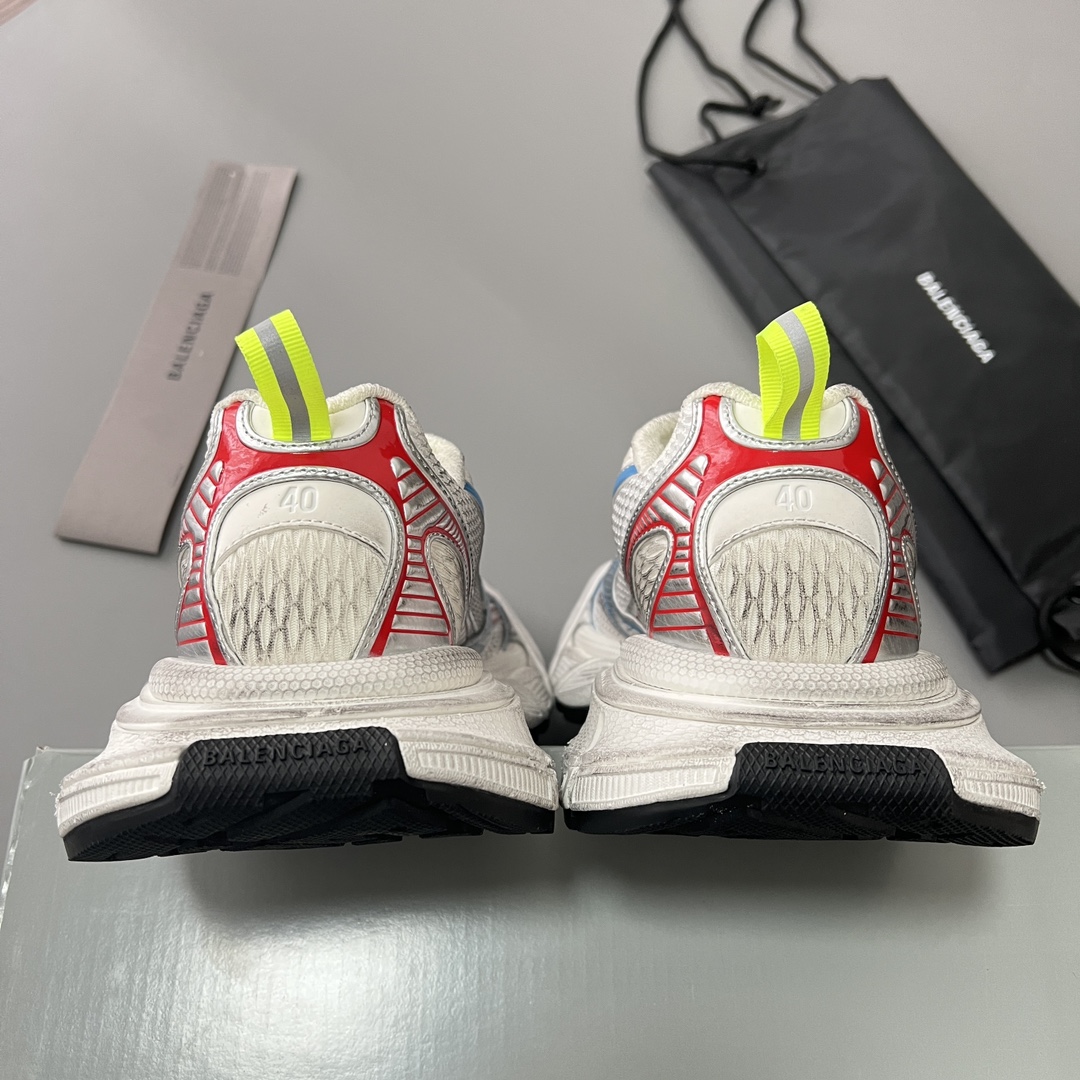 Balenciaga 纯 本Balenciaga Phantom Sneaker 巴黎世家全新做旧十代粉蓝潮流跑鞋 在延续 Track Trainer 户外轮廓和复杂鞋面结构的同时