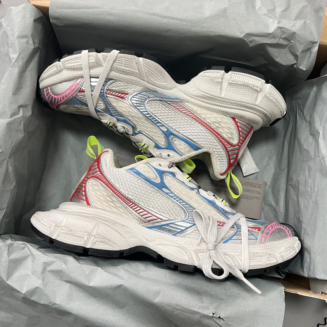 Balenciaga 纯 本Balenciaga Phantom Sneaker 巴黎世家全新做旧十代粉蓝潮流跑鞋 在延续 Track Trainer 户外轮廓和复杂鞋面结构的同时