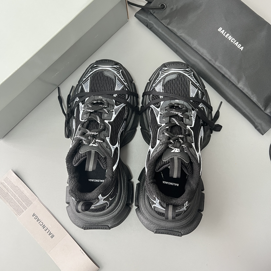 Balenciaga 纯 本Balenciaga Phantom Sneaker 巴黎世家全新做旧十代黑白潮流跑鞋 在延续 Track Trainer 户外轮廓和复杂鞋面结构的同时