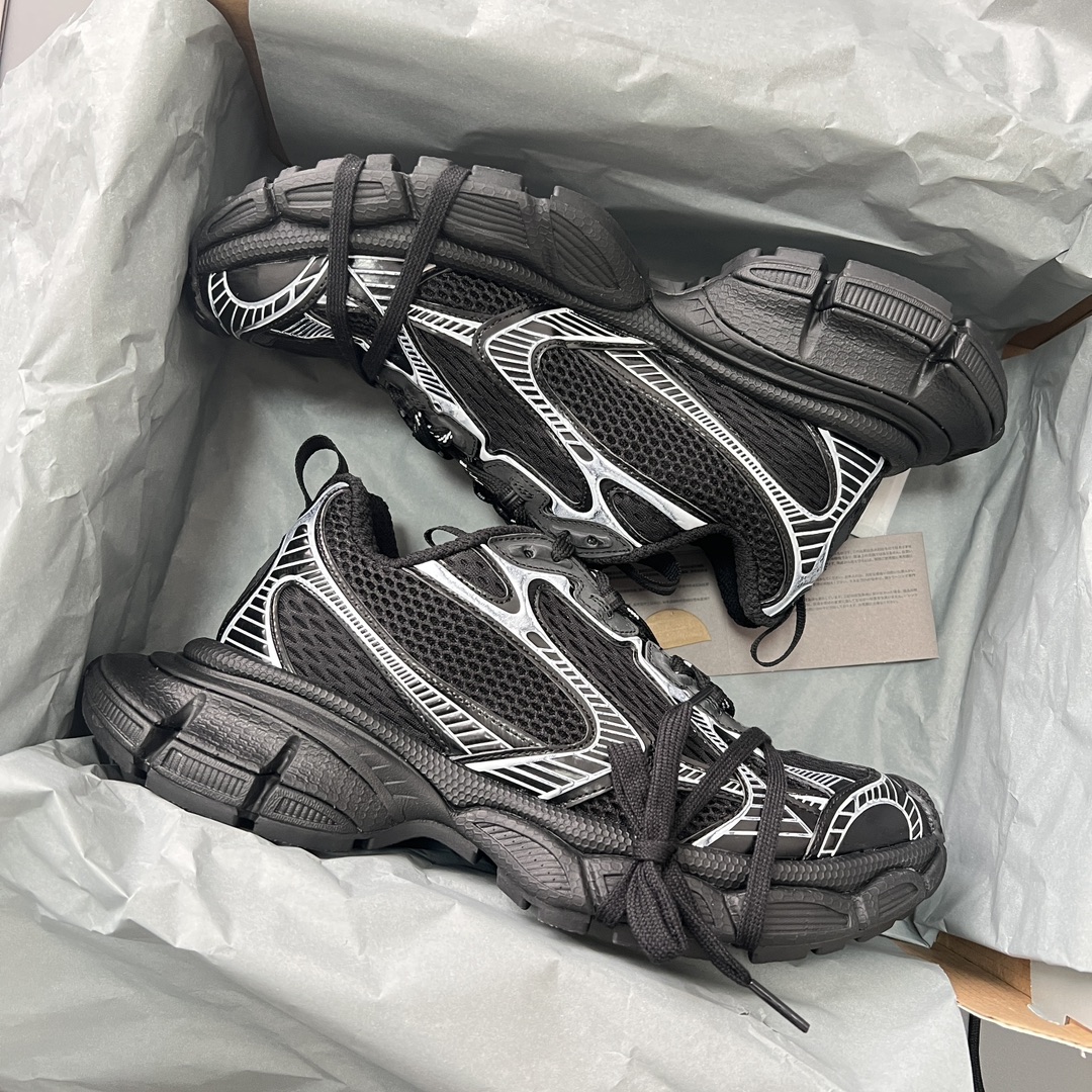 Balenciaga 纯 本Balenciaga Phantom Sneaker 巴黎世家全新做旧十代黑白潮流跑鞋 在延续 Track Trainer 户外轮廓和复杂鞋面结构的同时