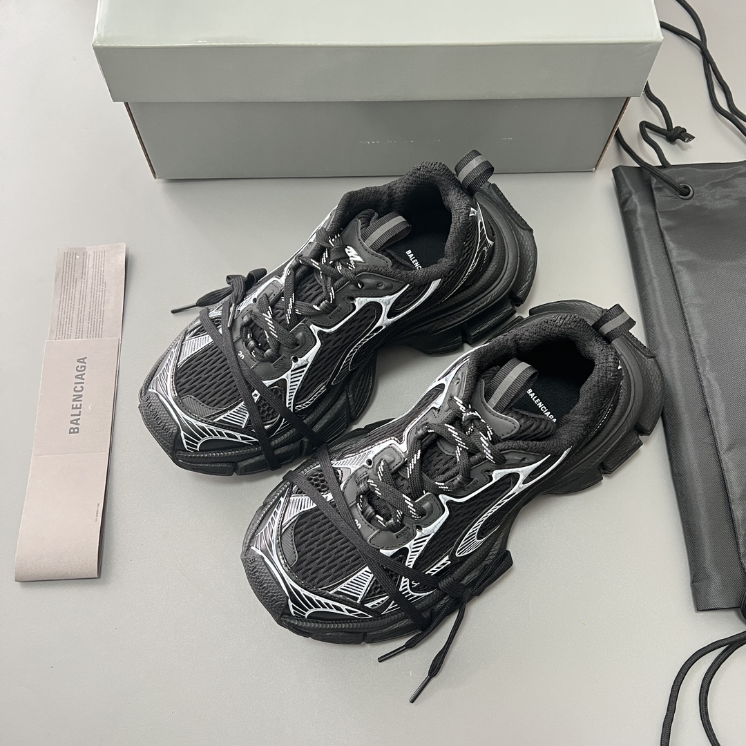 Balenciaga 纯 本Balenciaga Phantom Sneaker 巴黎世家全新做旧十代黑白潮流跑鞋 在延续 Track Trainer 户外轮廓和复杂鞋面结构的同时