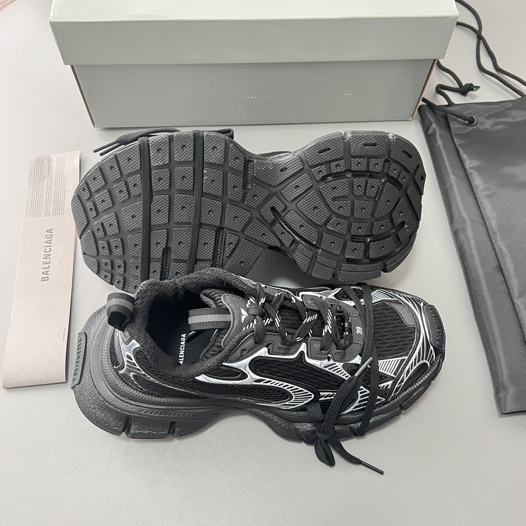 Balenciaga 纯 本Balenciaga Phantom Sneaker 巴黎世家全新做旧十代黑白潮流跑鞋 在延续 Track Trainer 户外轮廓和复杂鞋面结构的同时