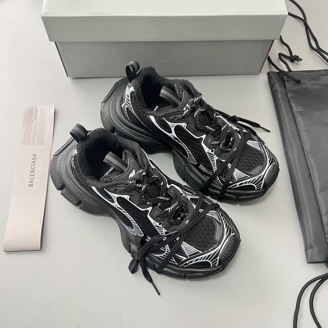 Balenciaga 纯 本Balenciaga Phantom Sneaker 巴黎世家全新做旧十代黑白潮流跑鞋 在延续 Track Trainer 户外轮廓和复杂鞋面结构的同时