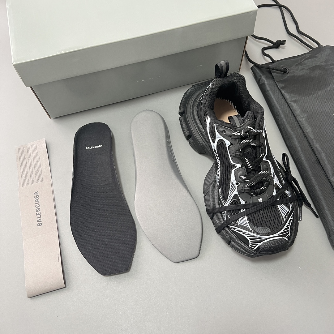 Balenciaga 纯 本Balenciaga Phantom Sneaker 巴黎世家全新做旧十代黑白潮流跑鞋 在延续 Track Trainer 户外轮廓和复杂鞋面结构的同时