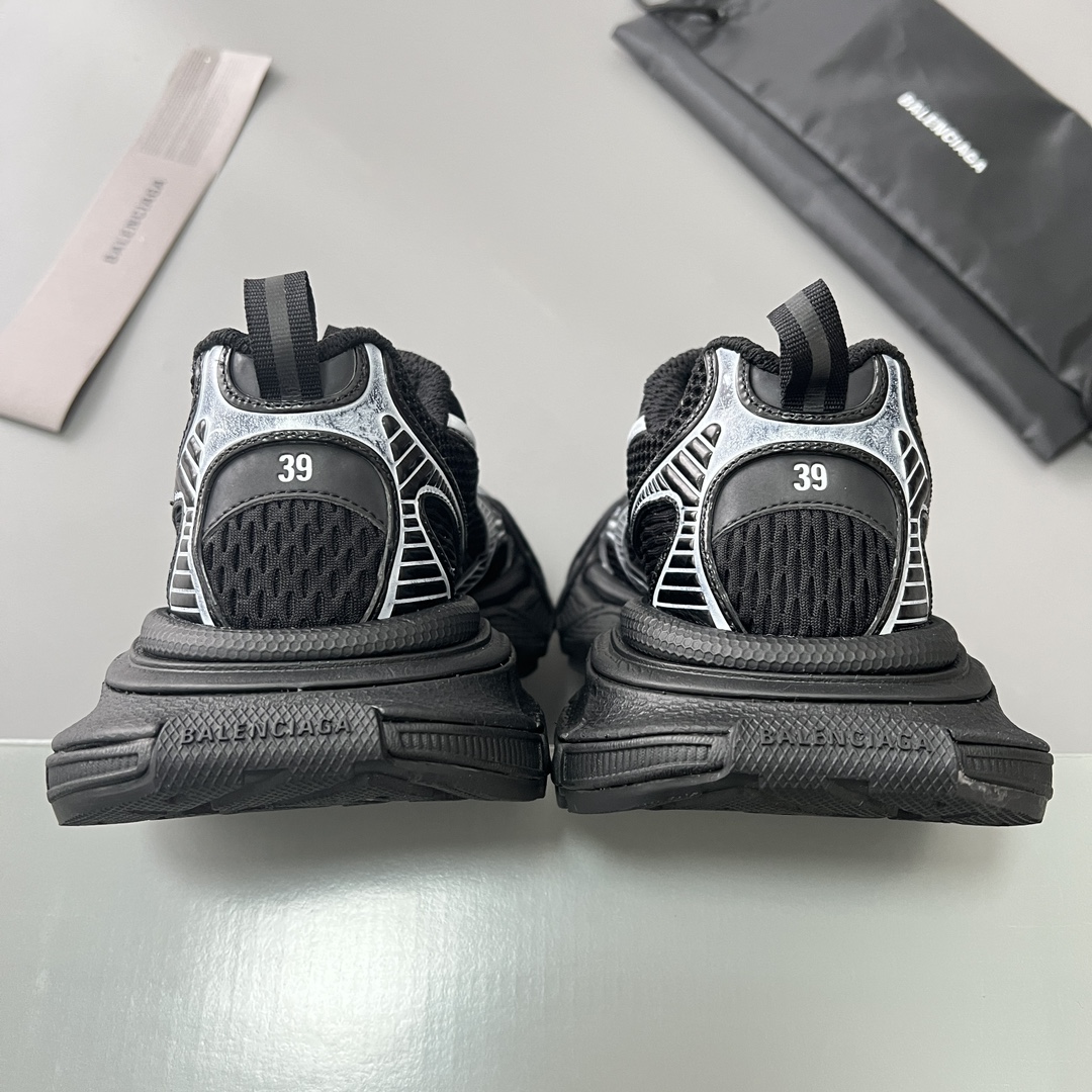 Balenciaga 纯 本Balenciaga Phantom Sneaker 巴黎世家全新做旧十代黑白潮流跑鞋 在延续 Track Trainer 户外轮廓和复杂鞋面结构的同时