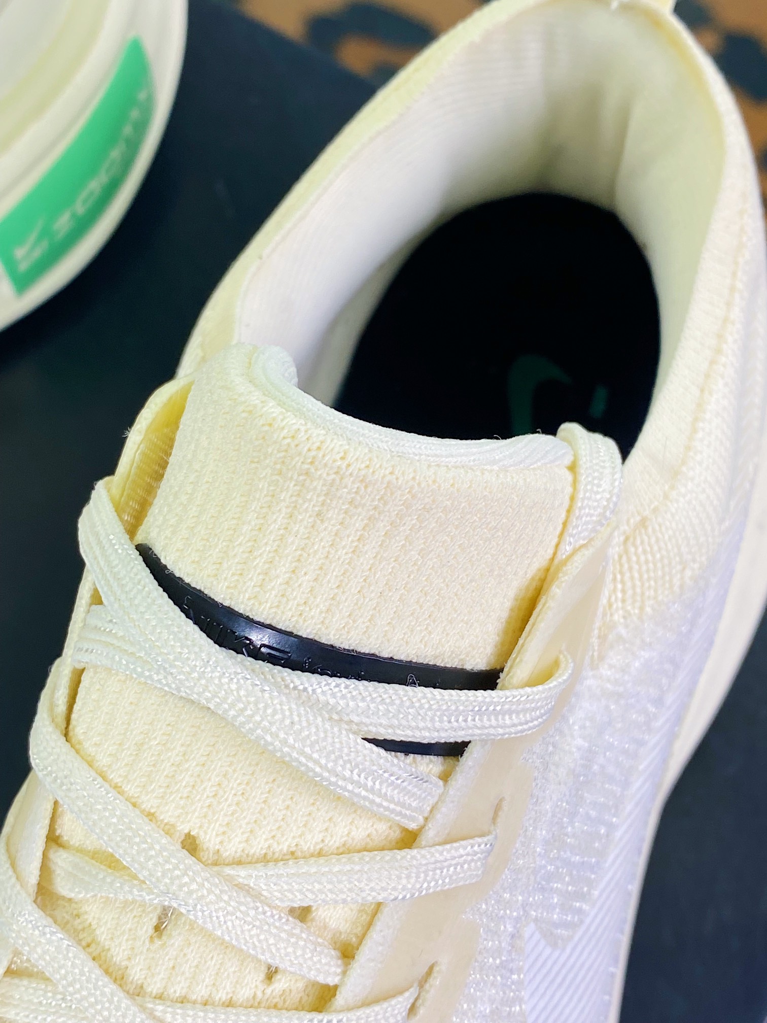 220 ZoomX Invincible Run Flyknit 3”White/Black/Blue/Pink”慢跑鞋“针织米白”DR2615-121