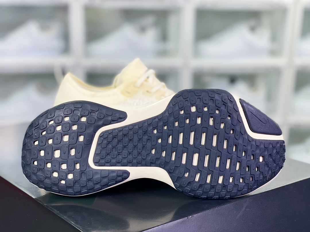 220 ZoomX Invincible Run Flyknit 3”White/Black/Blue/Pink”慢跑鞋“针织米白”DR2615-121