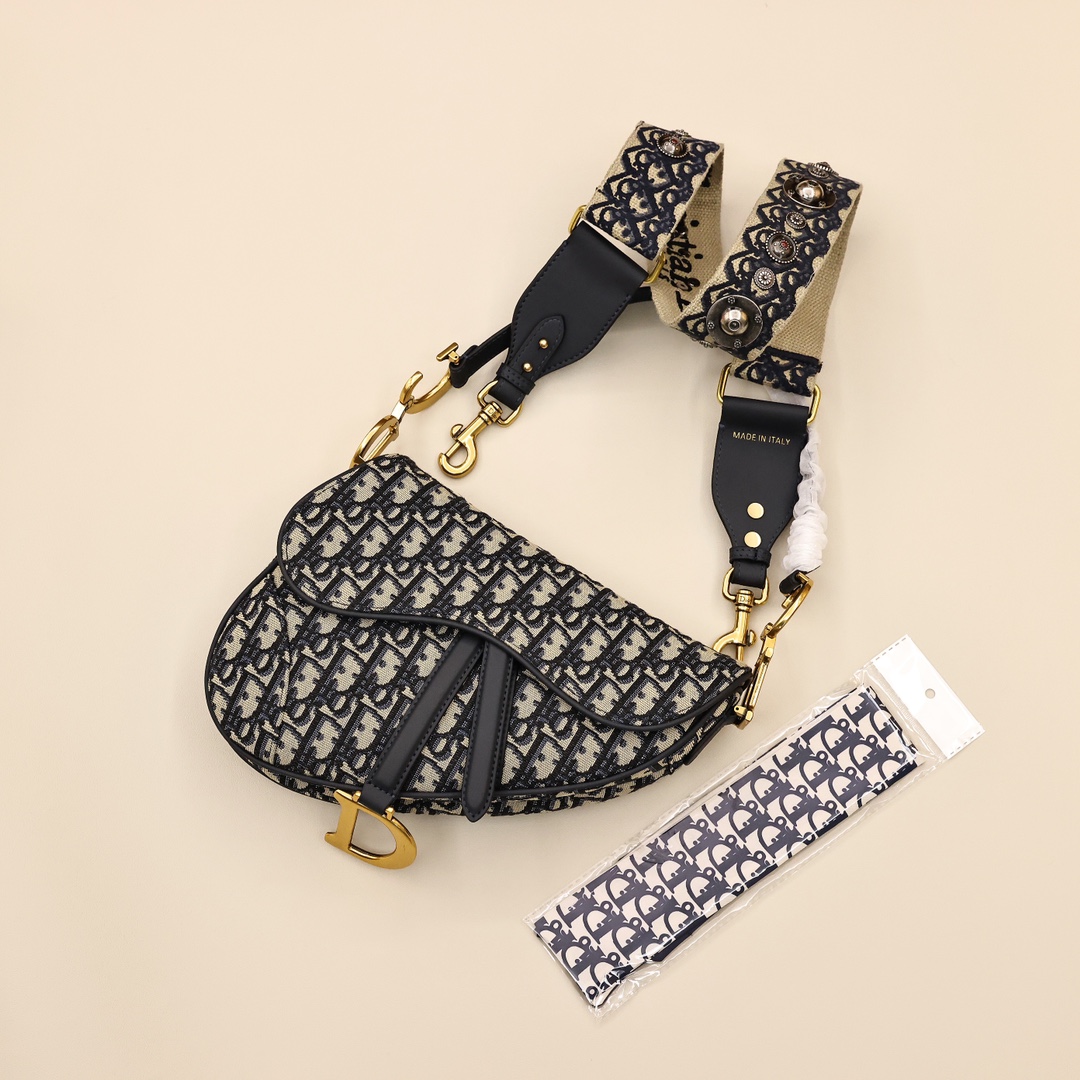 Dior迪奥马鞍包💰260 对于马鞍包的爱,正是Dior品牌精神的传承体现,一如Maria Grazia Chiuri的采访阐述:“我希望通过本系列重现那个时代的经典之美,我认为这是迪奥近期历史上的经典佳作,是搭配日常造型的绝佳配饰。 规格:25.5*20*6.5cm