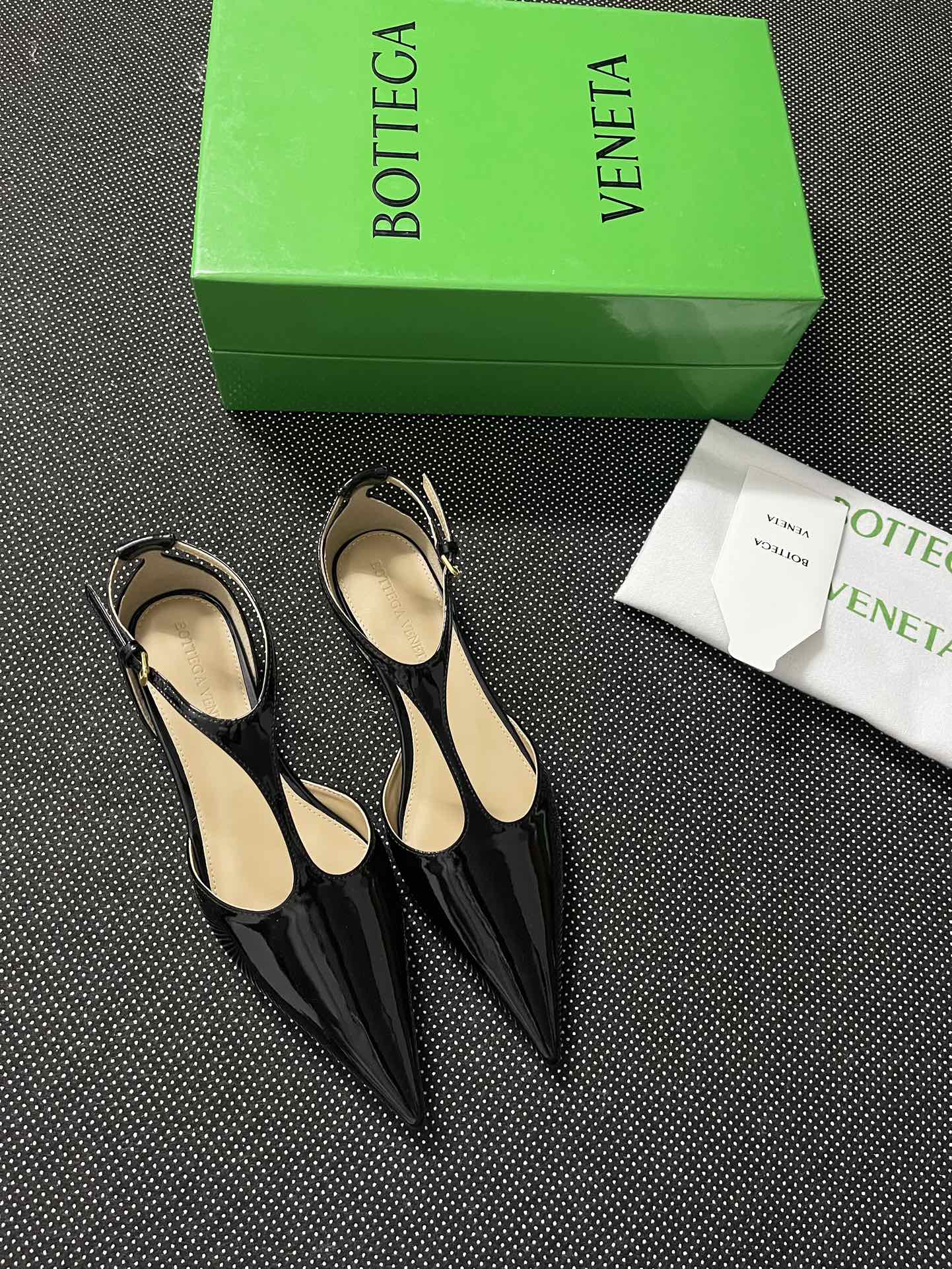 New Bottegaveneta P750: Gender-Inclusive Super-Fatal Product with Custom Calf Paint and Sheep Pelts. - 图片 2