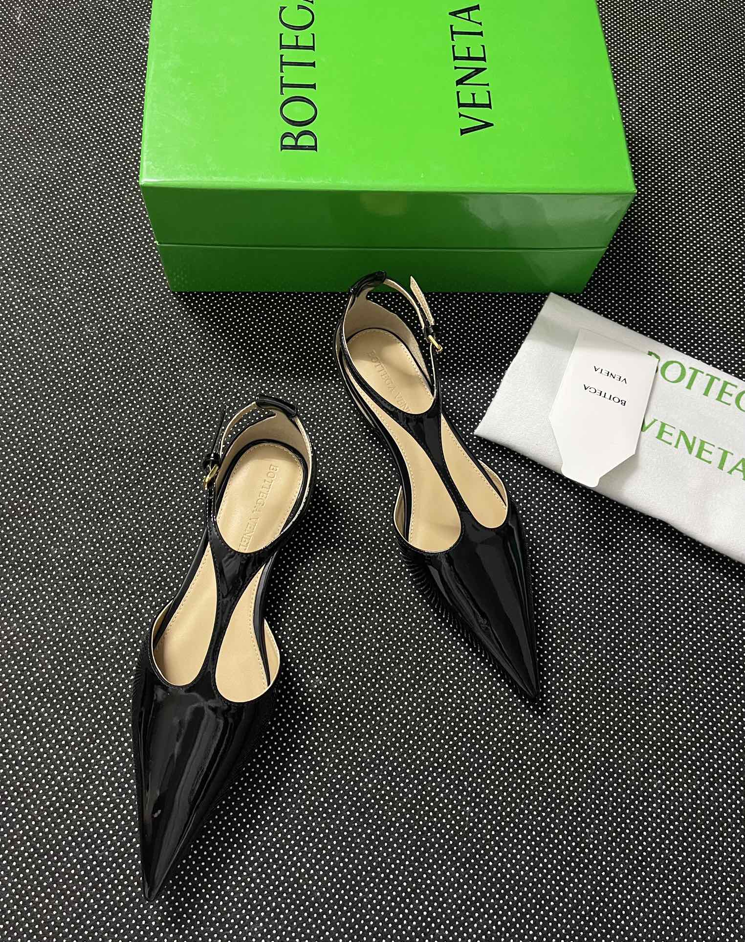 New Bottegaveneta P750: Gender-Inclusive Super-Fatal Product with Custom Calf Paint and Sheep Pelts. - 图片 3