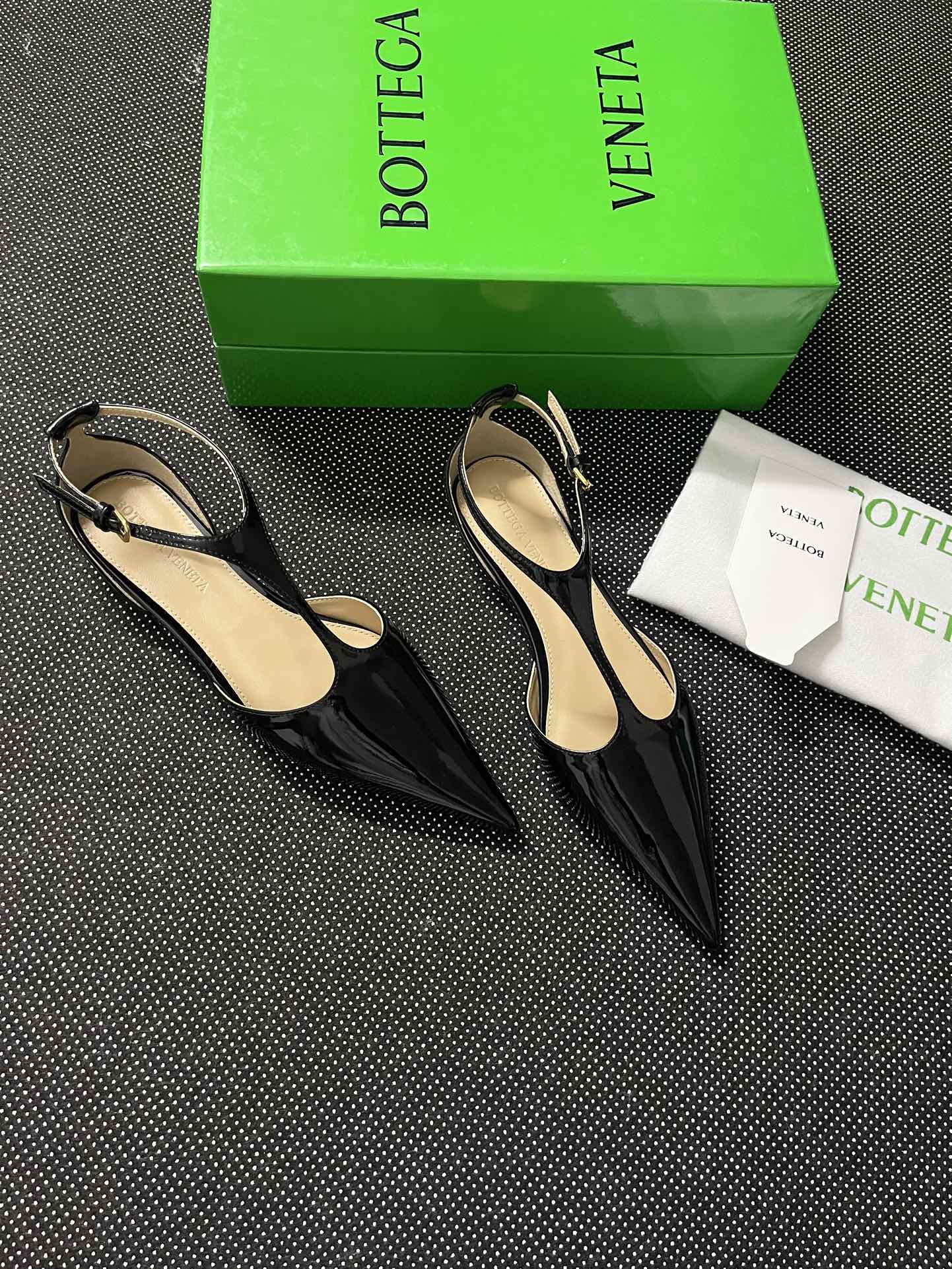 New Bottegaveneta P750: Gender-Inclusive Super-Fatal Product with Custom Calf Paint and Sheep Pelts. - 图片 4