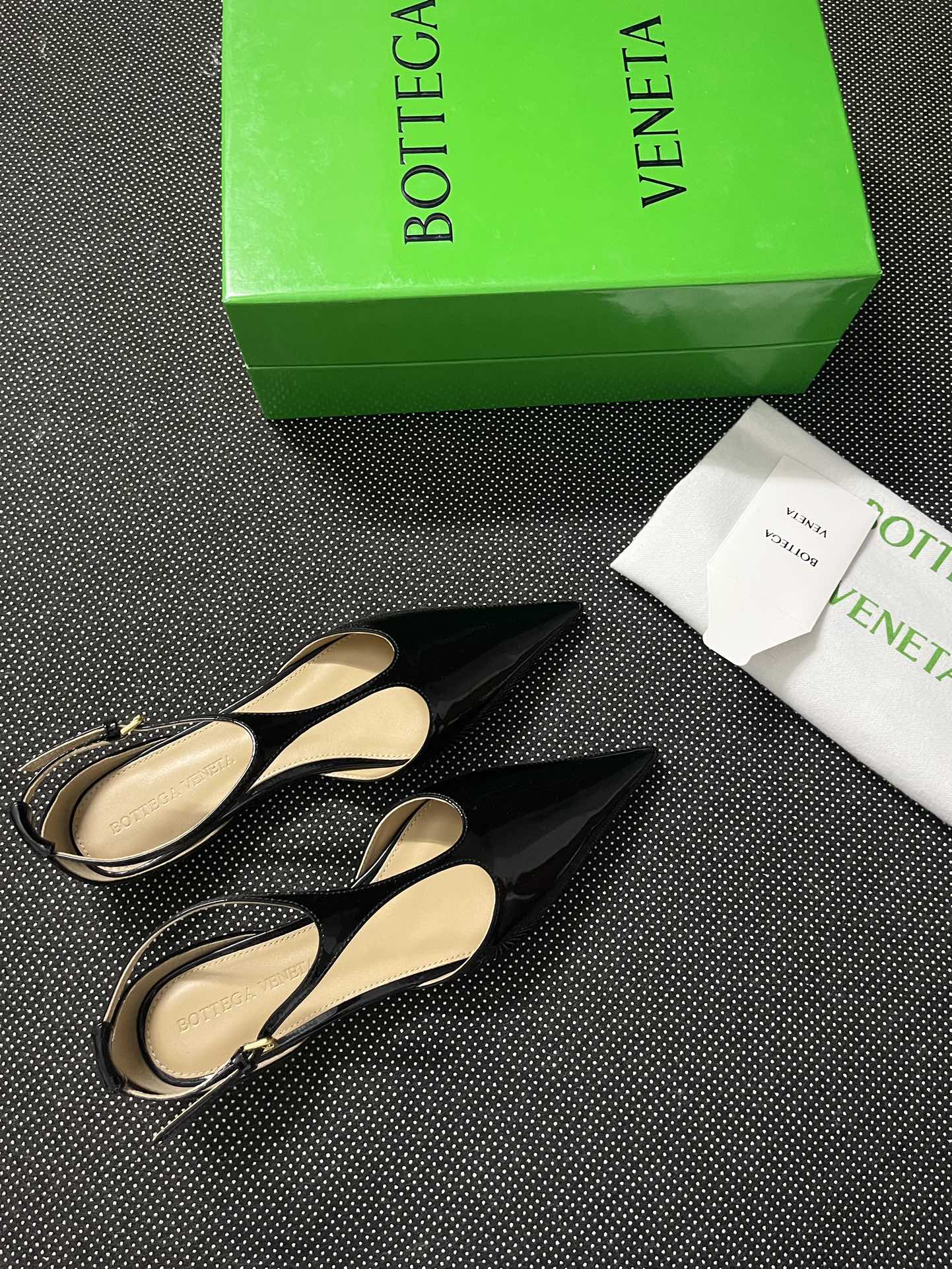 New Bottegaveneta P750: Gender-Inclusive Super-Fatal Product with Custom Calf Paint and Sheep Pelts. - 图片 1