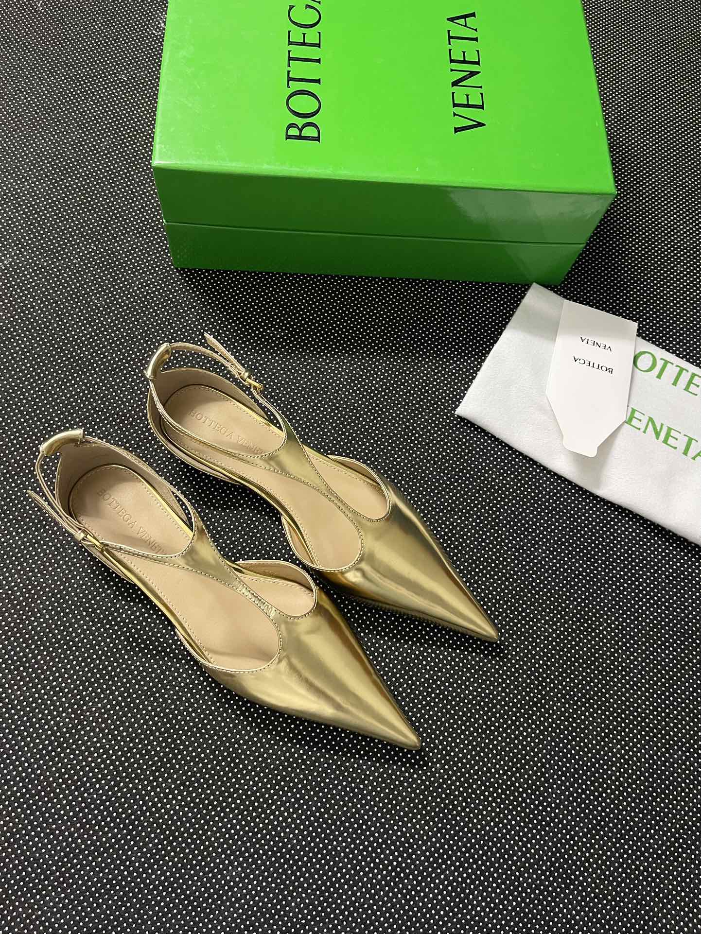 New Bottega Veneta P750: Super-Fatal Unisex Product with Custom Calf Paint and Sheepskin. - 图片 1
