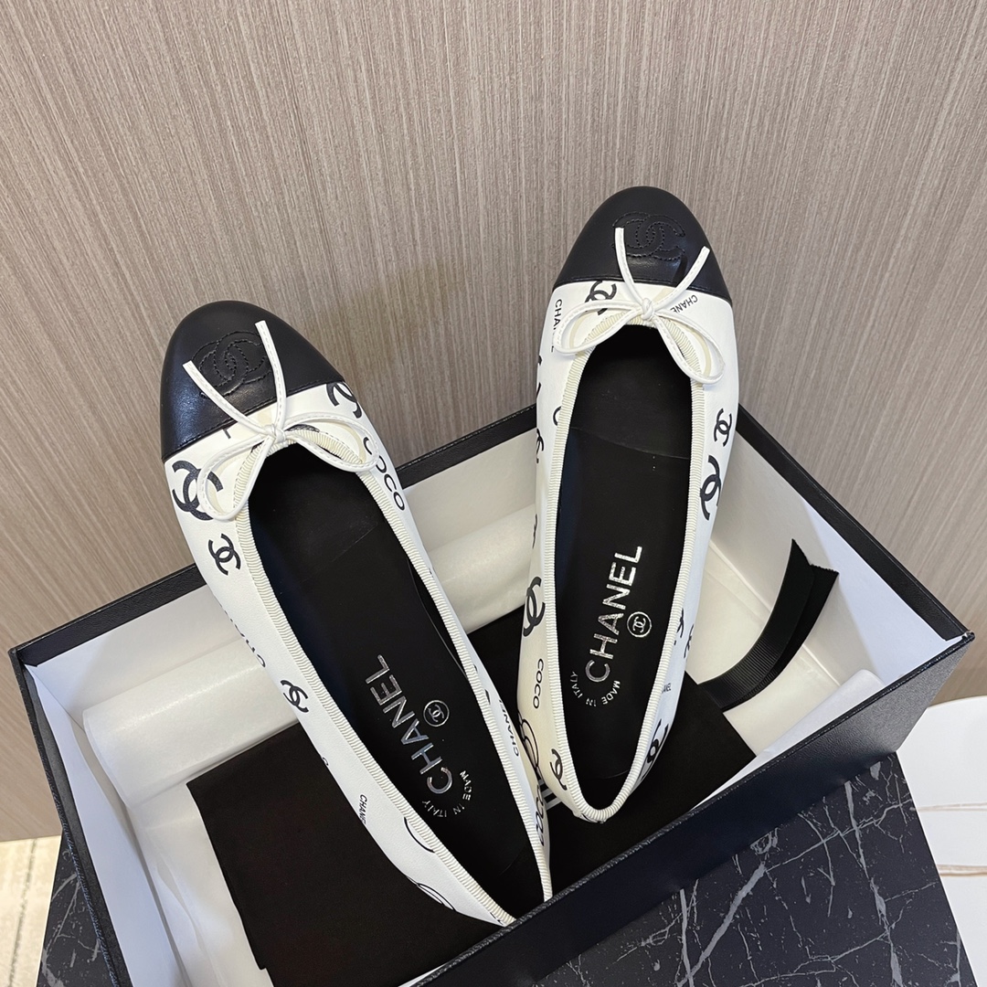 NO:173334,Chanel - Classic color-blocking ballet shoes. Fashion show style M has been around for many years and still attracts fans... Splicing color mix and match, bow embellishment, interpreting fashion!  How to match the series, it looks good!  Original custom wood-color genuine leather sole, 1.5cm square heel, imported mixed tweed noodles/mixed sheepskin noodles, sheepskin inner footbed... 34-40 positive size (41 custom size does not return or exchange) matching packaging, ballet shoes, chanel, sheepskin, Leather soles19860909Chanel——经典拼色芭蕾鞋 时尚走秀款M多年过去,依旧吸粉…… 拼接色混搭,蝴蝶结点缀,演绎时尚！怎么搭怎么好看系列！ 原版定制原木色真皮大底,1.5cm方跟,进口混合呢子面/混种羊皮面,羊皮内里垫脚…… 34—40正码（41订做码不退换）配套包装,芭蕾舞鞋,chanel,sheepskin,Leather soles,Women's Shoes