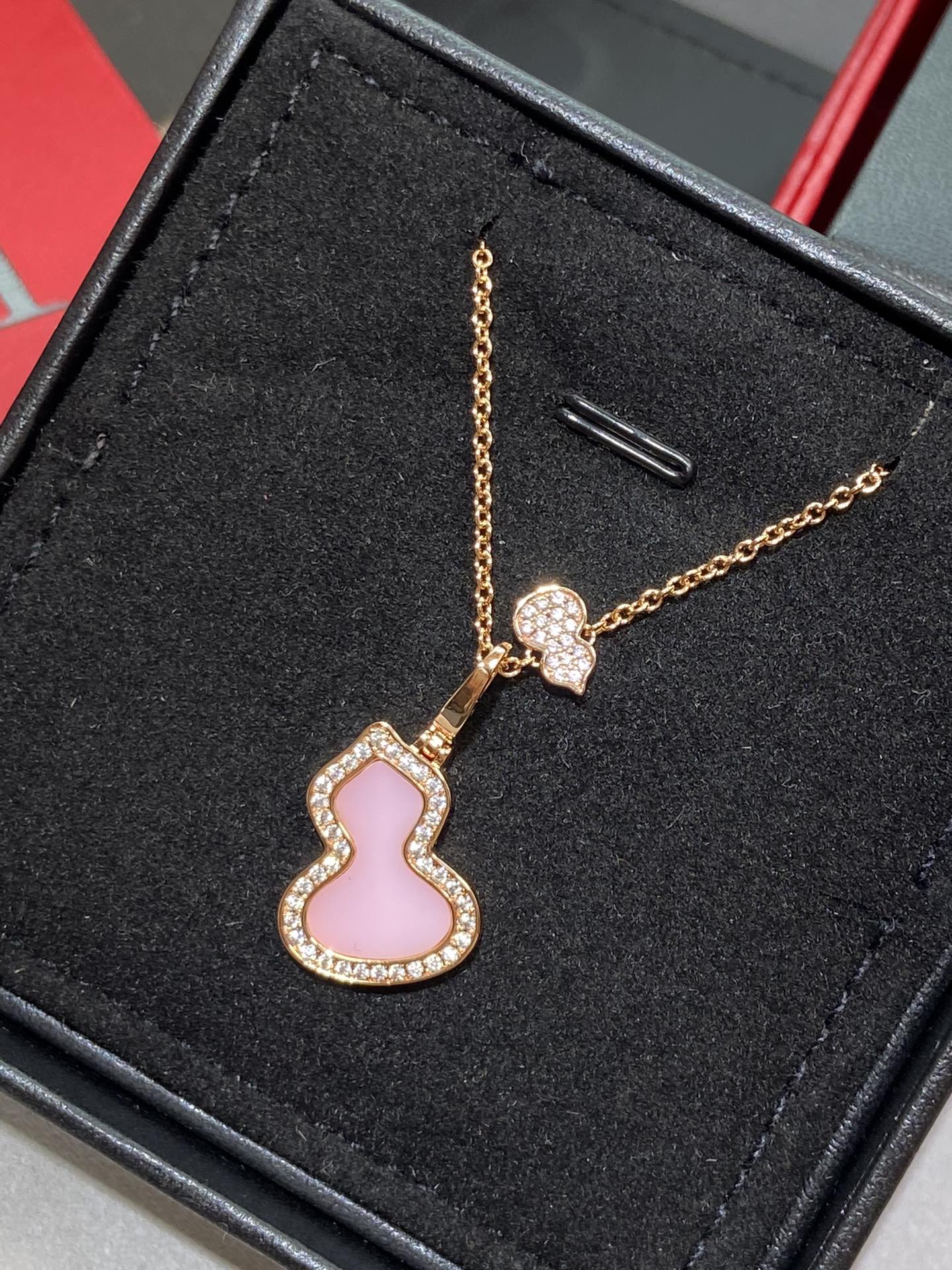 NO:632368,Kirin gourd jewelry uses a fusion of Chinese elements and modern design. The red agate matches the shape of Wulu, which resembles gorgeous red leaves or blooming flowers. It is embellished in the shape and welcomes spring with timeless colors. It is made of V gold-plated material.  The crystals are all hand-set by master craftsmen, and the stones are all natural stones. Each stone is matched with a one-to-one stone, ensuring that the stones on each bracelet can perfectly fit into the gourd-shaped grooves, and there will be no gaps. This is very particular about craftsmanship. The height of the stones and the hand-set diamonds must be consistent and reach a horizontal line, so it is a test of the master's craftsmanship. It is very time-consuming and labor-intensive to make the finished product so good. Please see the real shot.  Medium gourd,88300,,qeelin,bracelet,gold plating,Cardia high-end jewelry19860909麒麟葫芦珠宝采用 中国元素与现代设计融合,红色的玛瑙配合Wulu的形状,似红叶绚烂,如花朵绽放,点缀于造型之中,用隽永之色迎春纳福采用V金镀金材质 水晶都是老师傅手工镶嵌,石头都是采用天然石,每一颗石头都是一比一配石,保证每一个手链上的石头都能够完美的和葫芦形状的凹槽完美合上,然后没有缝隙.这个很讲究工艺石头和手工镶嵌的钻的高度必须是一致达到一个水平线上,所以非常考验师傅的工艺,非常耗时耗力,才能把成品做的如此之好,请看实拍 中号葫芦,88300,,qeelin,bracelet,gold plating,卡迪亚高端饰品,Jewelry