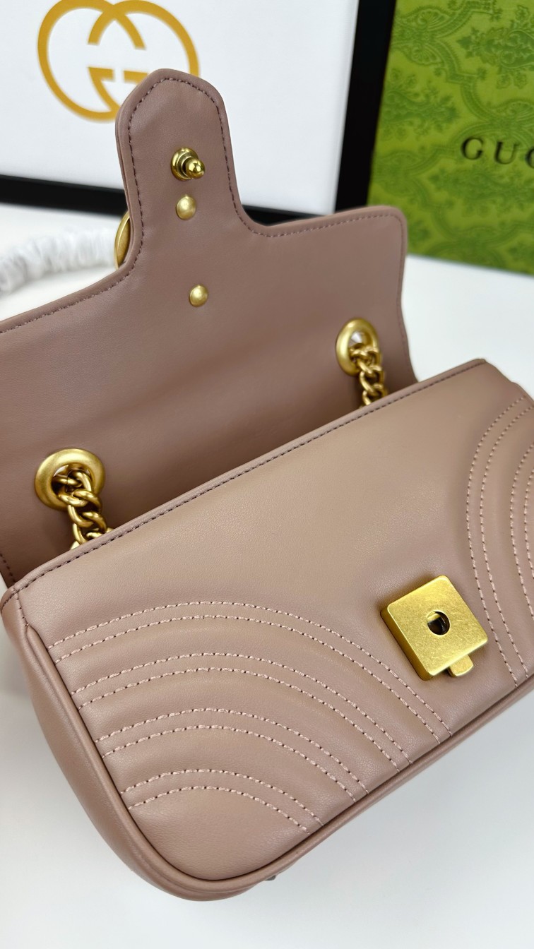 Gucci GG Marmont 小号 美バッグ - 優雅なデザイン