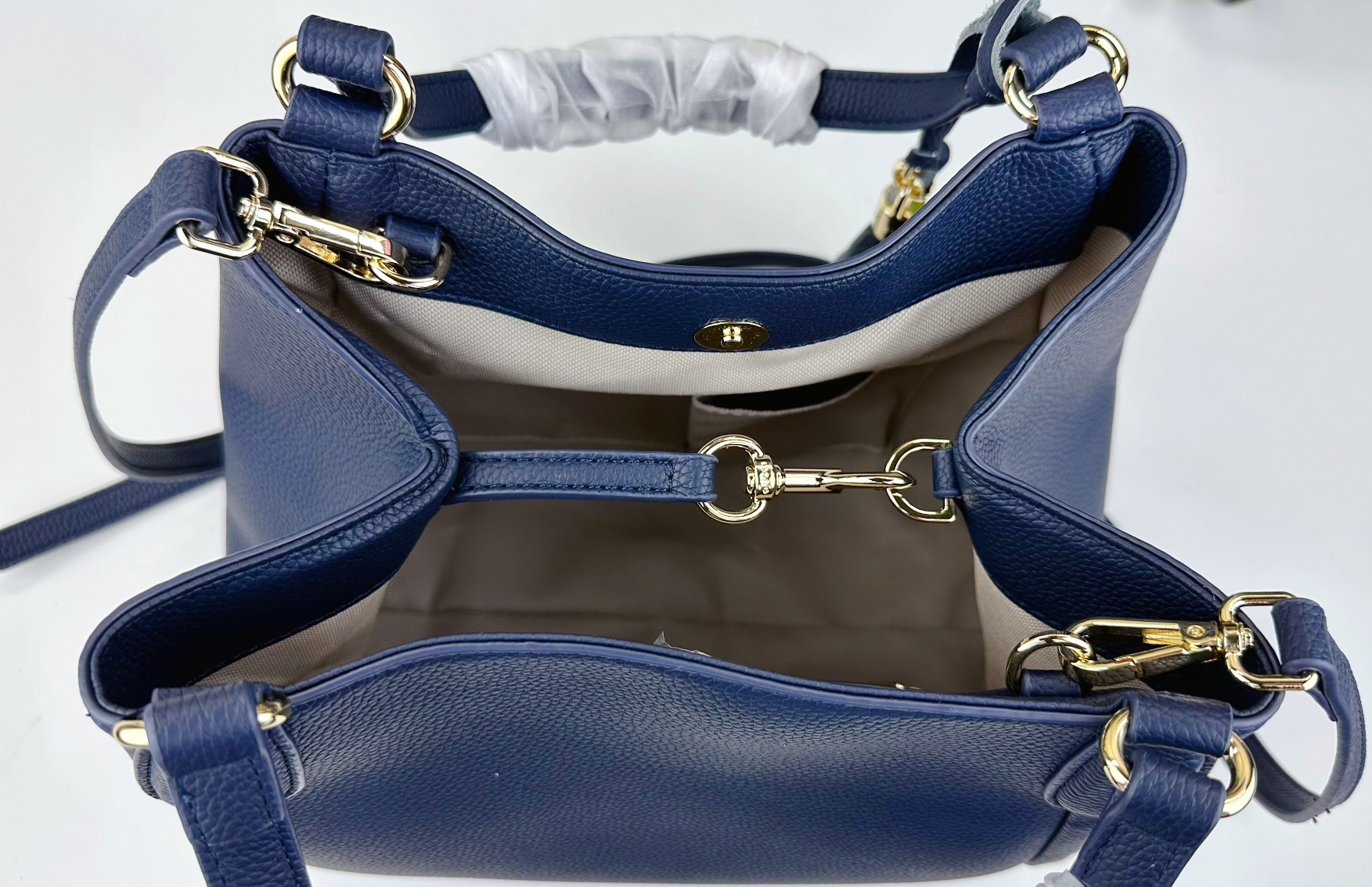  小号 G家 经典款式从不落后的版型！一直走在时尚尖端！大气，休闲！手提斜挎两用！这是一款风靡欧美的手袋