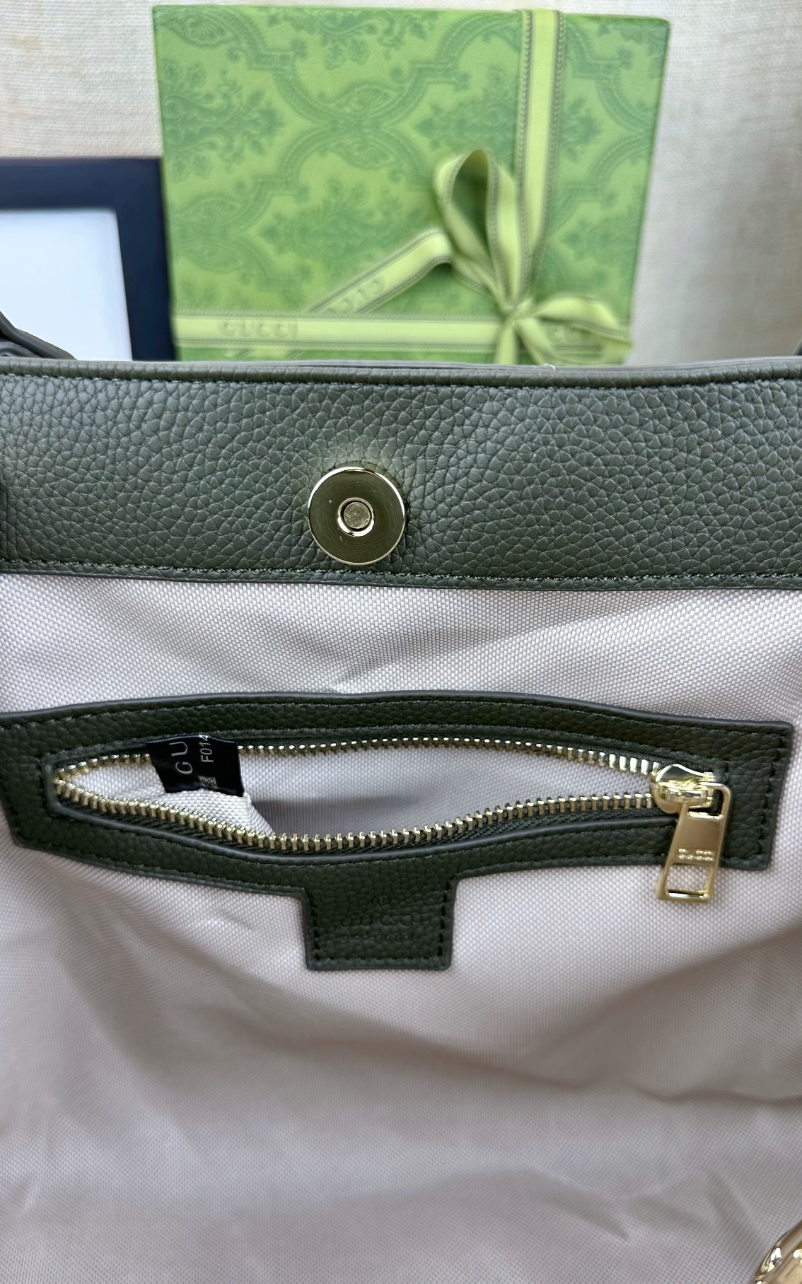  小号 G家 经典款式从不落后的版型！一直走在时尚尖端！大气，休闲！手提斜挎两用！这是一款风靡欧美的手袋