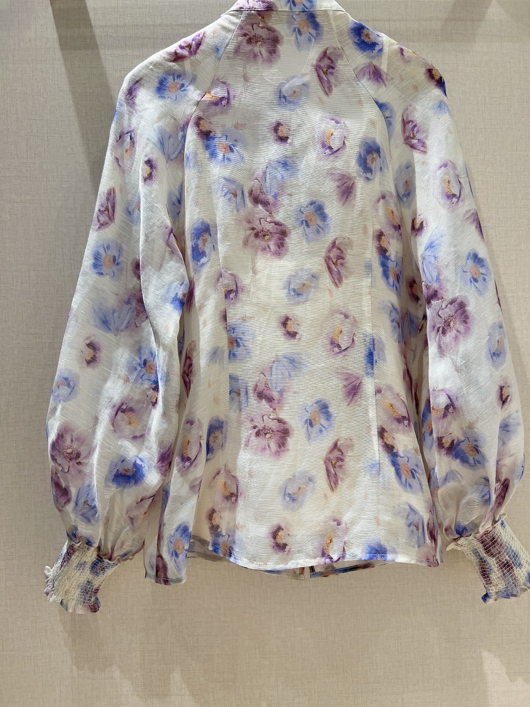 ZIMMERMAN*N新品半透明紫色印花图案的小立领女士衬衫选用丝麻欧根纱制成采用中式领和灯笼袖设计配有