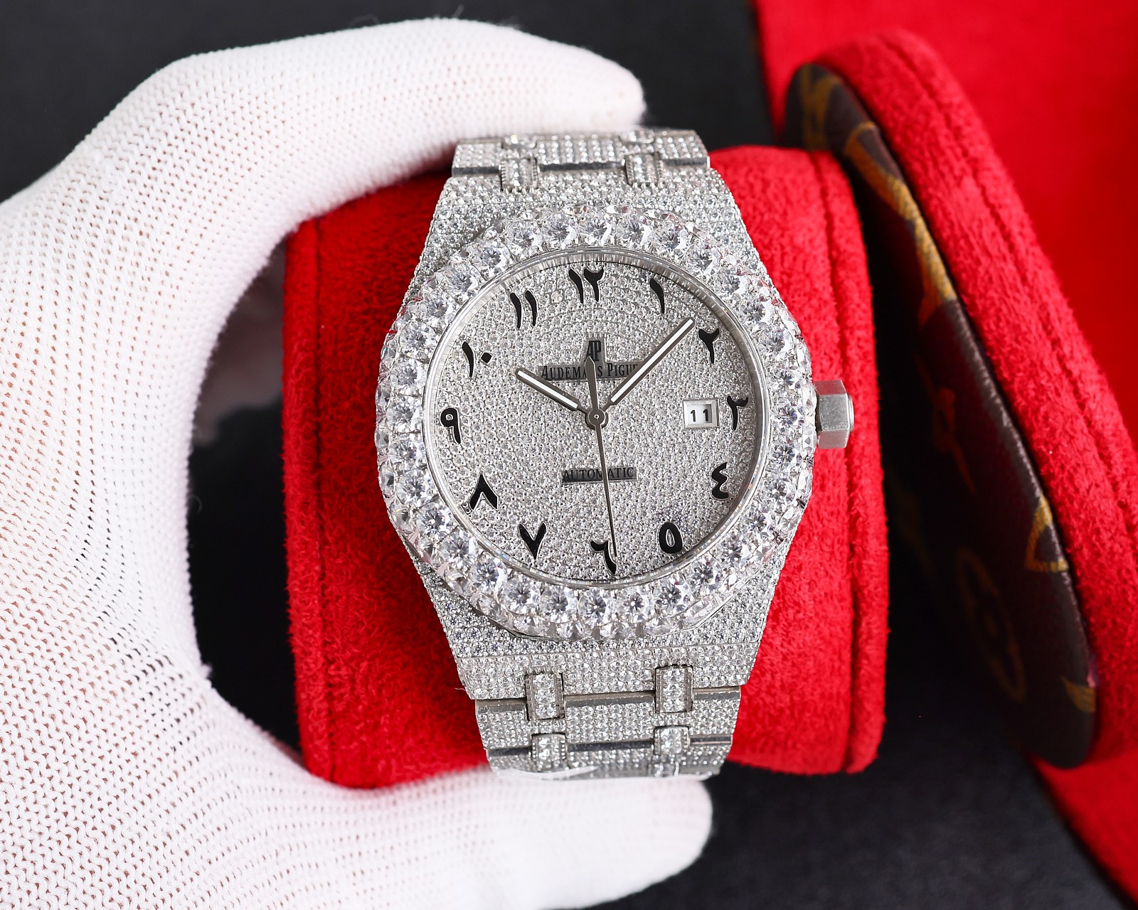 NO:689744,A Audemars Piguet. If you are a real man, you must wear Audemars Piguet. It has an Audemars Piguet, a new bezel with a large ring set with diamonds, and an imported Citizen modified 324 machine. Fully automatic mechanical men's watch, Royal Oak 50th Anniversary Series 15510. Equipped with a 316L stainless steel case. A solid thick steel band with selected imported Swarovski diamonds. Shining light. Accurate and stable travel time. It took 12 months to modify to restore the true effect of full diamonds. Ultra-luxury version, handmade full of diamonds. Premium men's watch.  Noble and elegant ~ fashionable style, looks good with any combination. Timeless style, classic and durable, made of 316 steel. Imported cowhide leather belt. Size 42mm×12mm. Produced by ZY, swarovski, audemars, cowhide19860909A 爱彼 是真男人就得带爱彼 拥有A,全新圈口搭配大圈镶钻圈,采用进口西铁城改324机 全自动机械男士腕表,皇家橡树50周年系列 15510 搭载316L不锈精钢表壳 实心厚重钢带精选进口施华洛世奇钻 光彩闪耀 精准稳定走时 耗时12个月改装还原满钻真实效果.超豪华版本 手工满镶钻 精品男士腕表 尊贵大气～风范时尚潮流,随意搭配都好看 永不过时款式 经典款耐看,采用316钢 进口牛皮带 尺寸42mm×12mm.ZY出品,,swarovski,audemars,cowhide,Watch