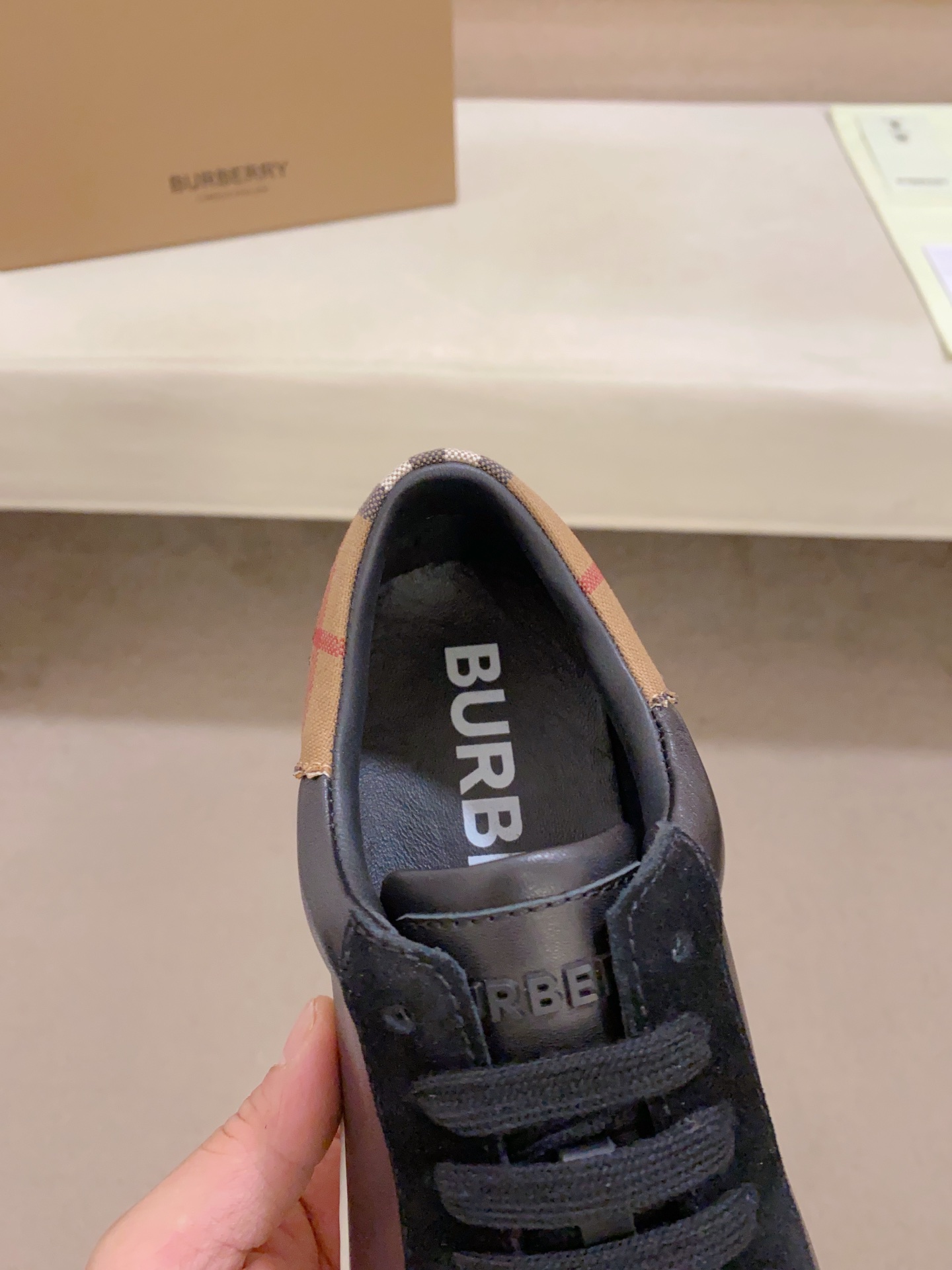 PRECIO DE FÁBRICA: Una versión de alta gama de la nueva zapatilla baja clásica para hombre de la cas