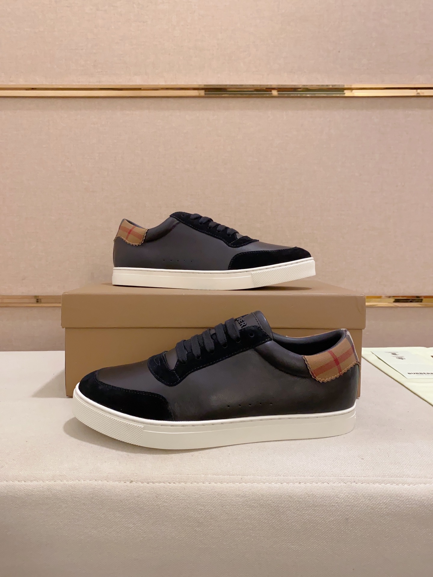 PRECIO DE FÁBRICA: Una versión de alta gama de la nueva zapatilla baja clásica para hombre de la cas