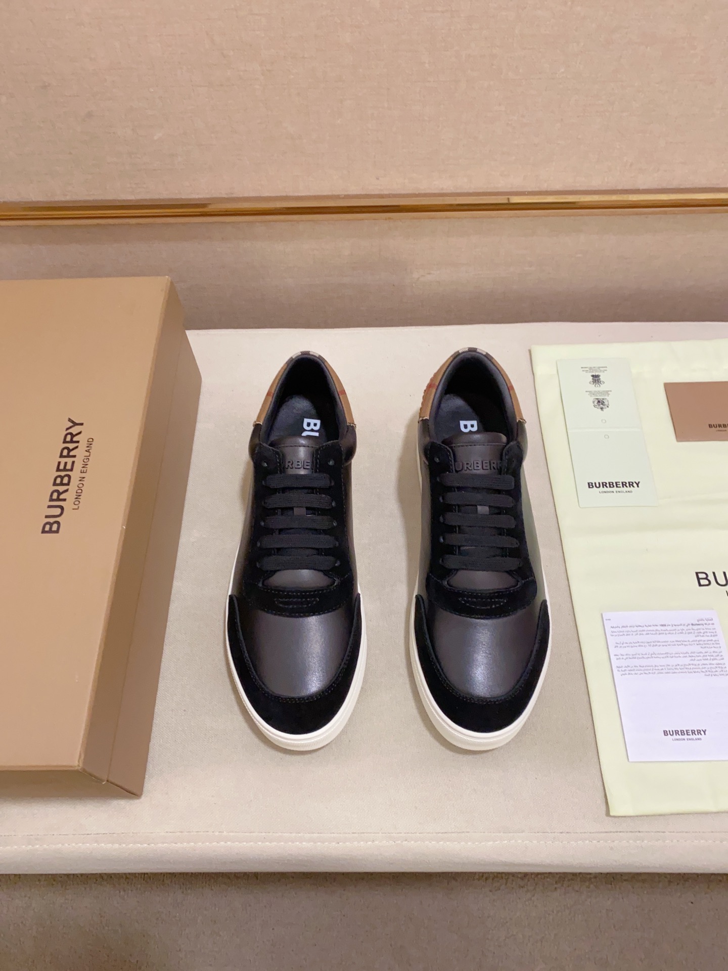 PRECIO DE FÁBRICA: Una versión de alta gama de la nueva zapatilla baja clásica para hombre de la cas