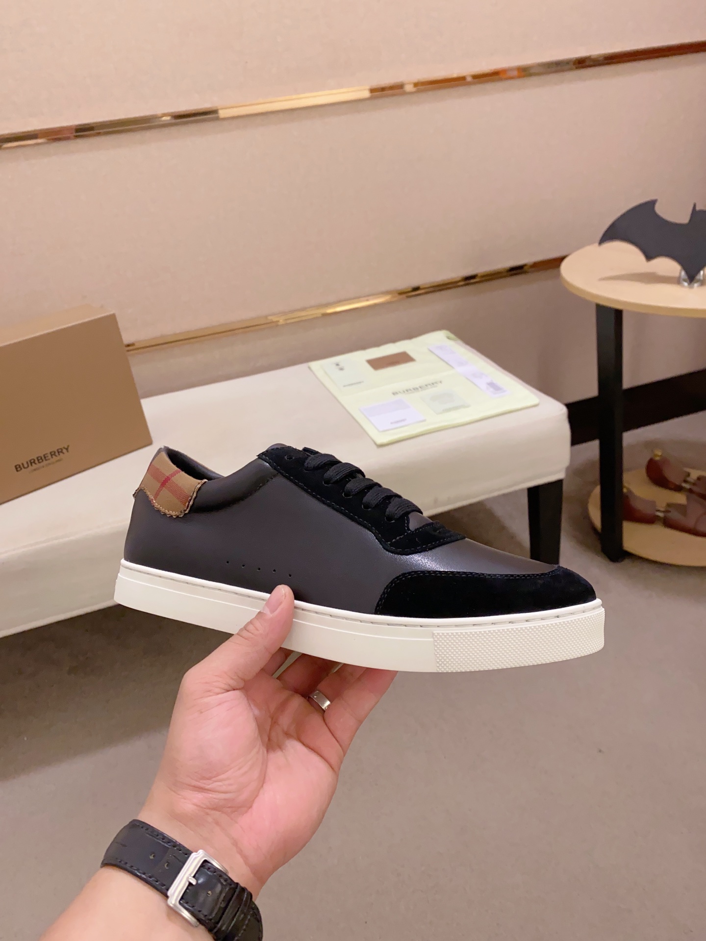 PRECIO DE FÁBRICA: Una versión de alta gama de la nueva zapatilla baja clásica para hombre de la cas