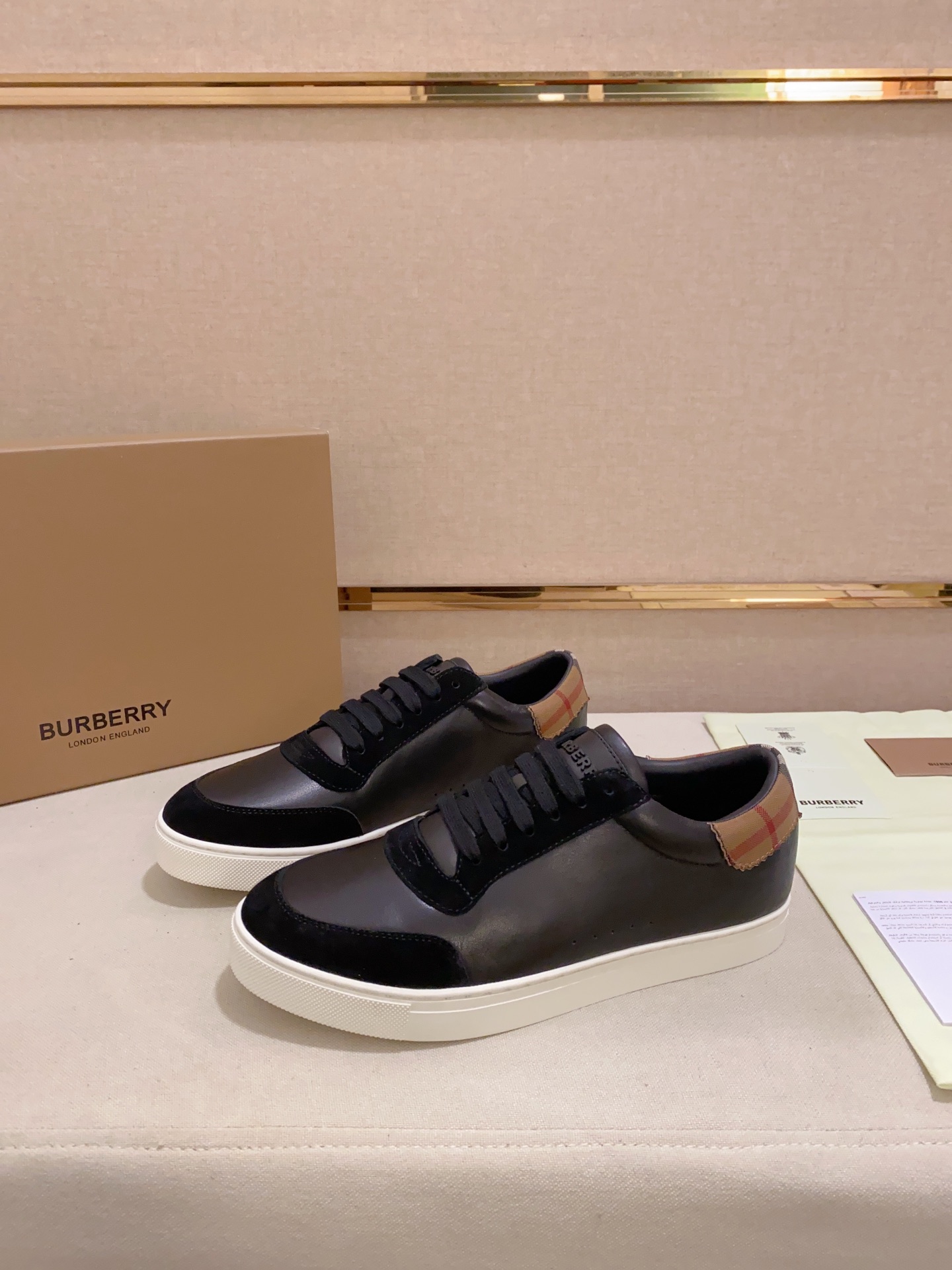 PRECIO DE FÁBRICA: Una versión de alta gama de la nueva zapatilla baja clásica para hombre de la cas