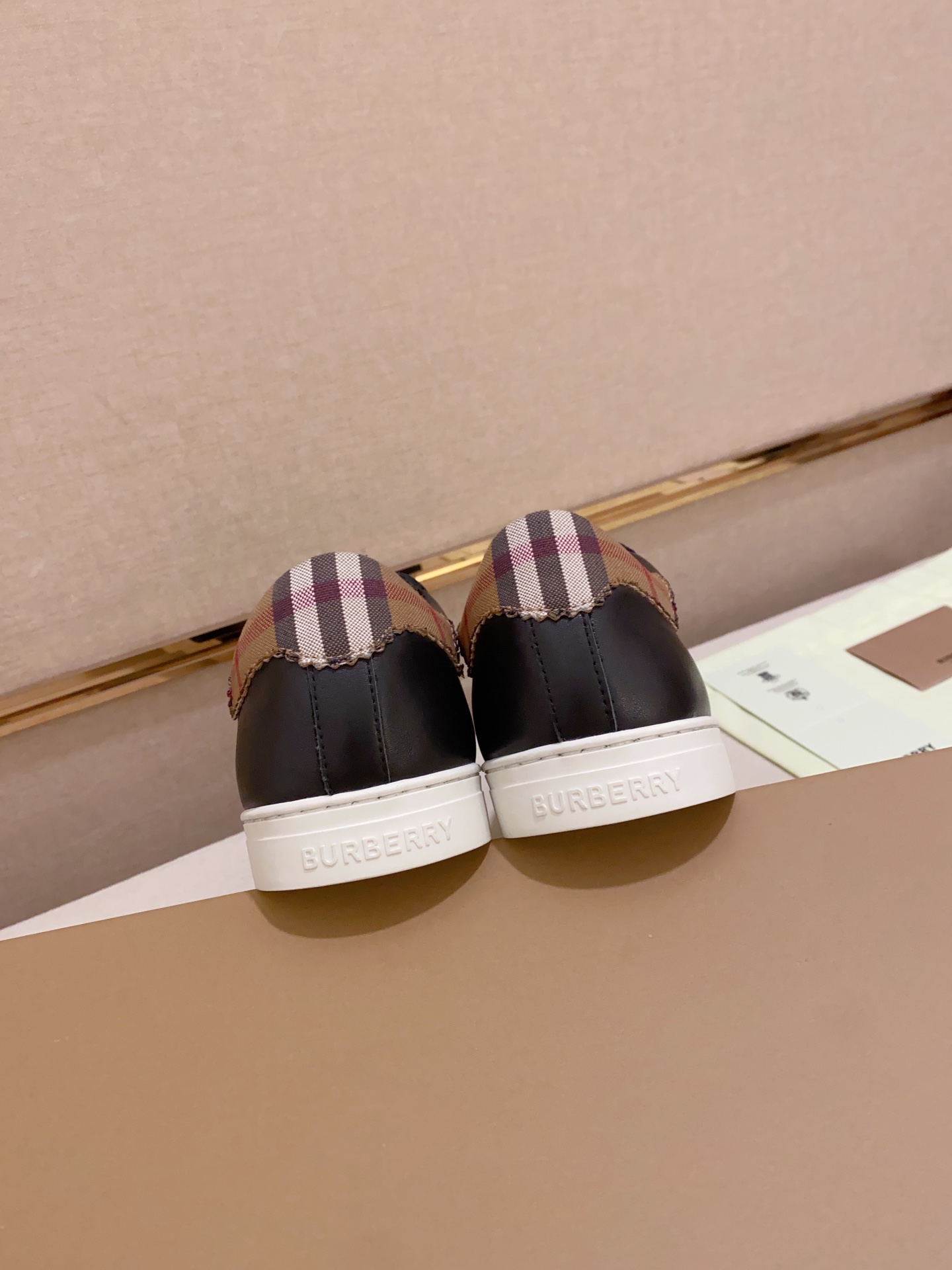PRECIO DE FÁBRICA: Una versión de alta gama de la nueva zapatilla baja clásica para hombre de la cas