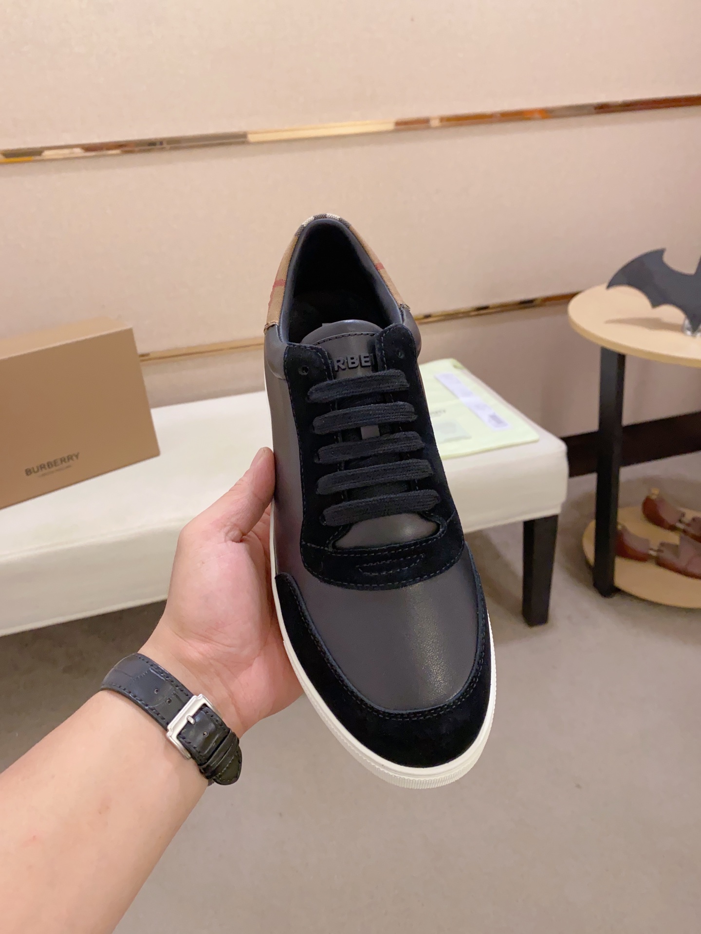 PRECIO DE FÁBRICA: Una versión de alta gama de la nueva zapatilla baja clásica para hombre de la cas