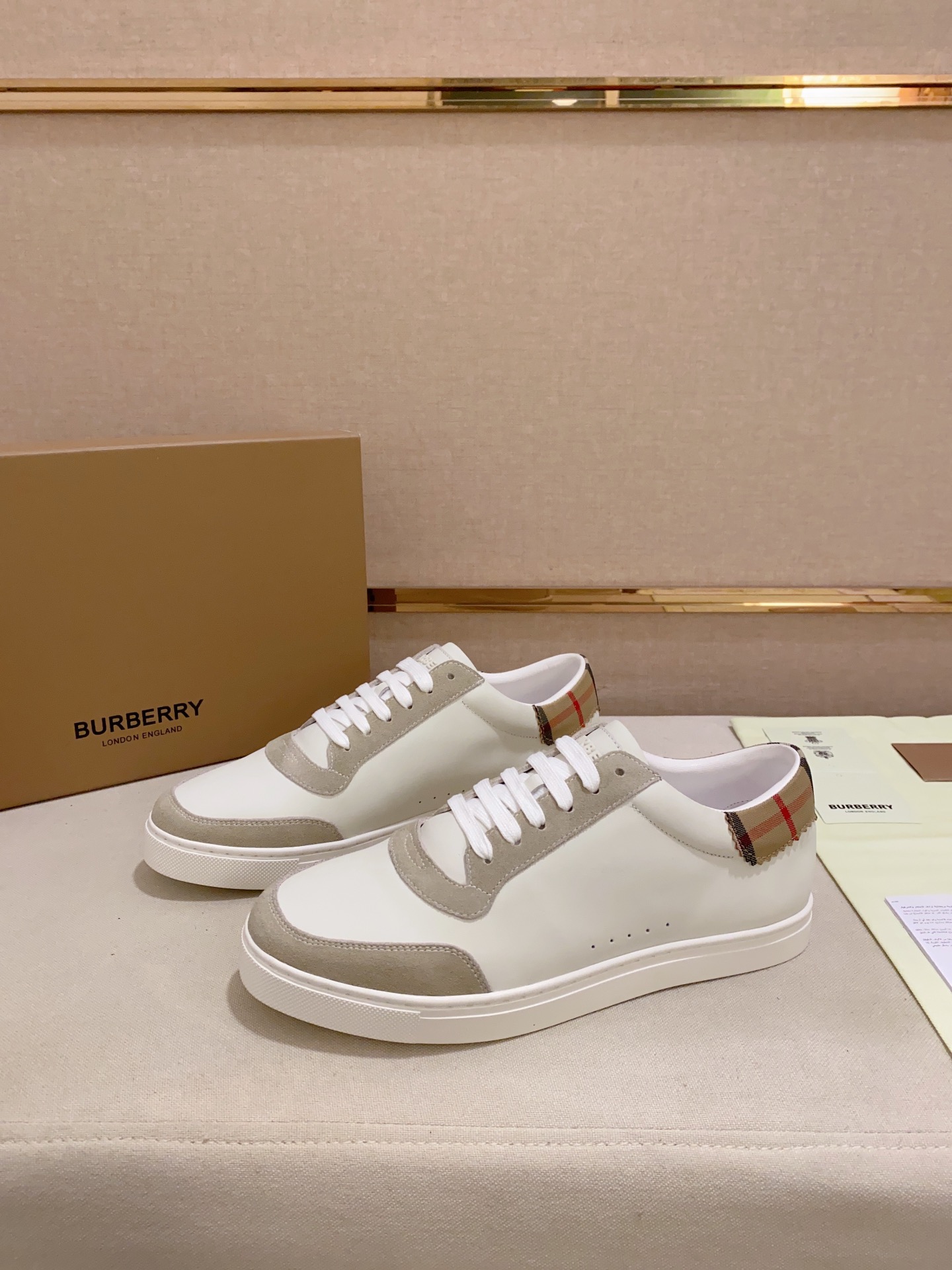 PRECIO DE FÁBRICA: Una versión de alta gama de la nueva zapatilla baja clásica para hombre de la cas