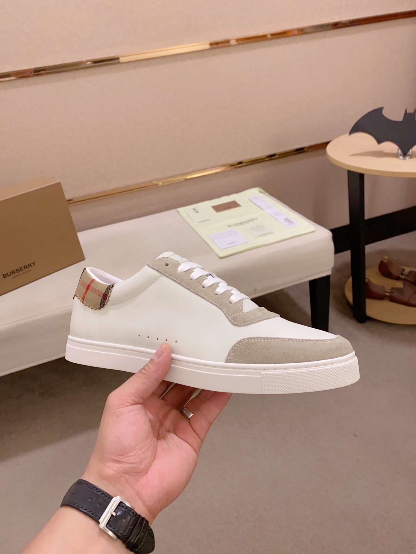 PRECIO DE FÁBRICA: Una versión de alta gama de la nueva zapatilla baja clásica para hombre de la cas
