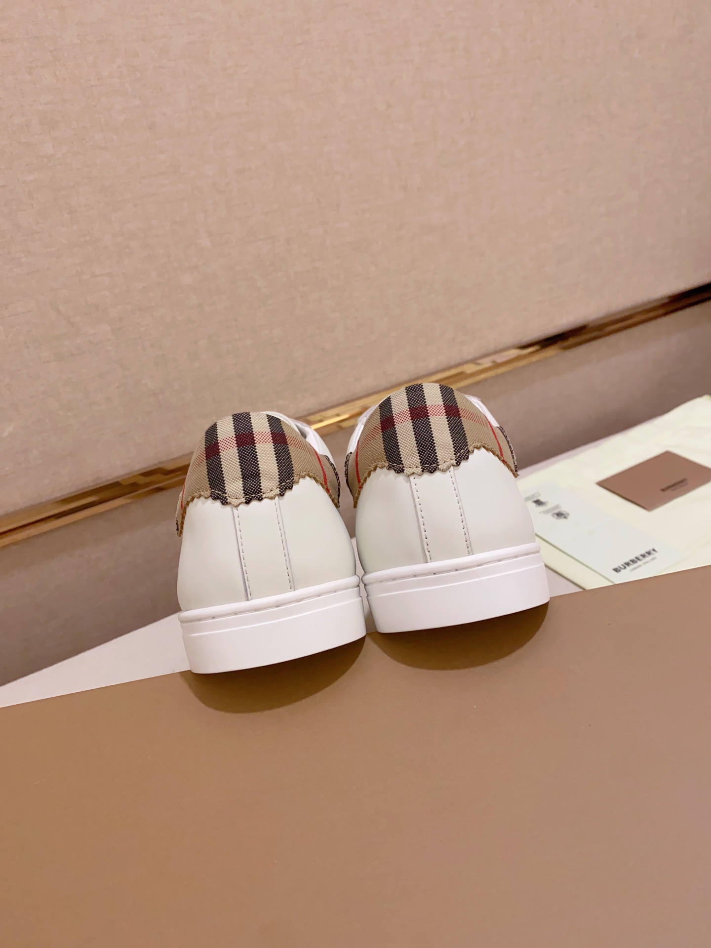 PRECIO DE FÁBRICA: Una versión de alta gama de la nueva zapatilla baja clásica para hombre de la cas