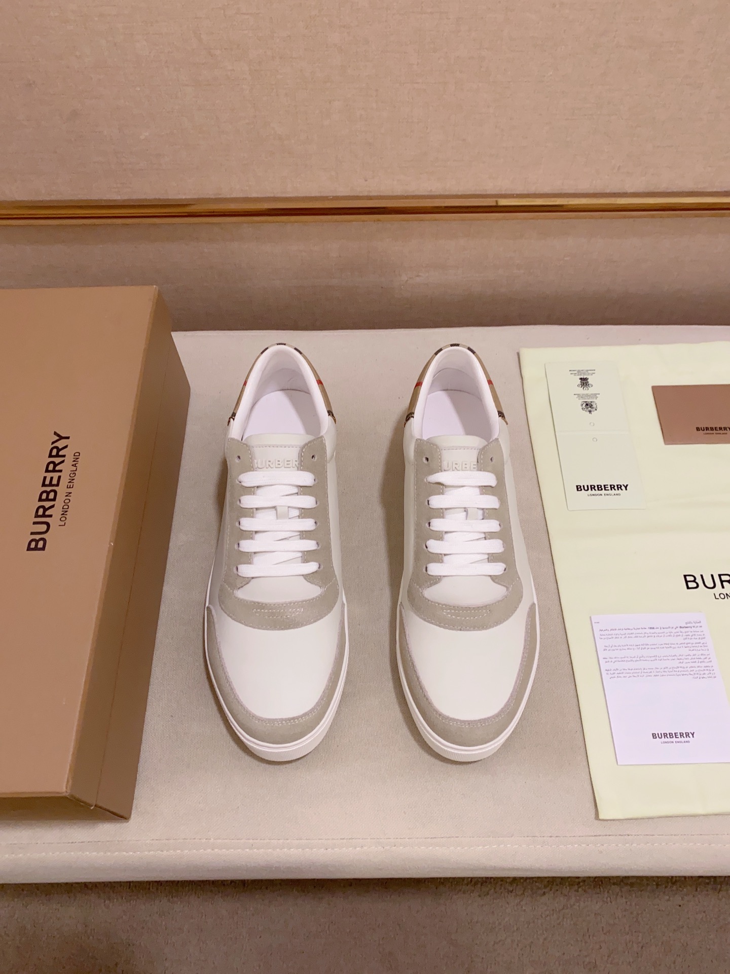 PRECIO DE FÁBRICA: Una versión de alta gama de la nueva zapatilla baja clásica para hombre de la cas
