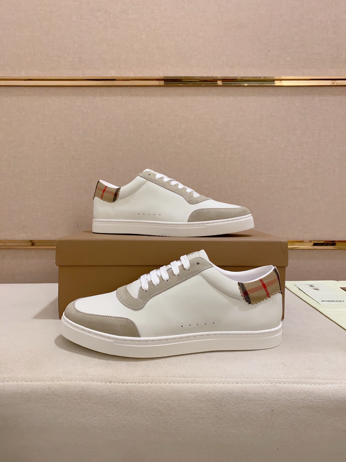 PRECIO DE FÁBRICA: Una versión de alta gama de la nueva zapatilla baja clásica para hombre de la cas