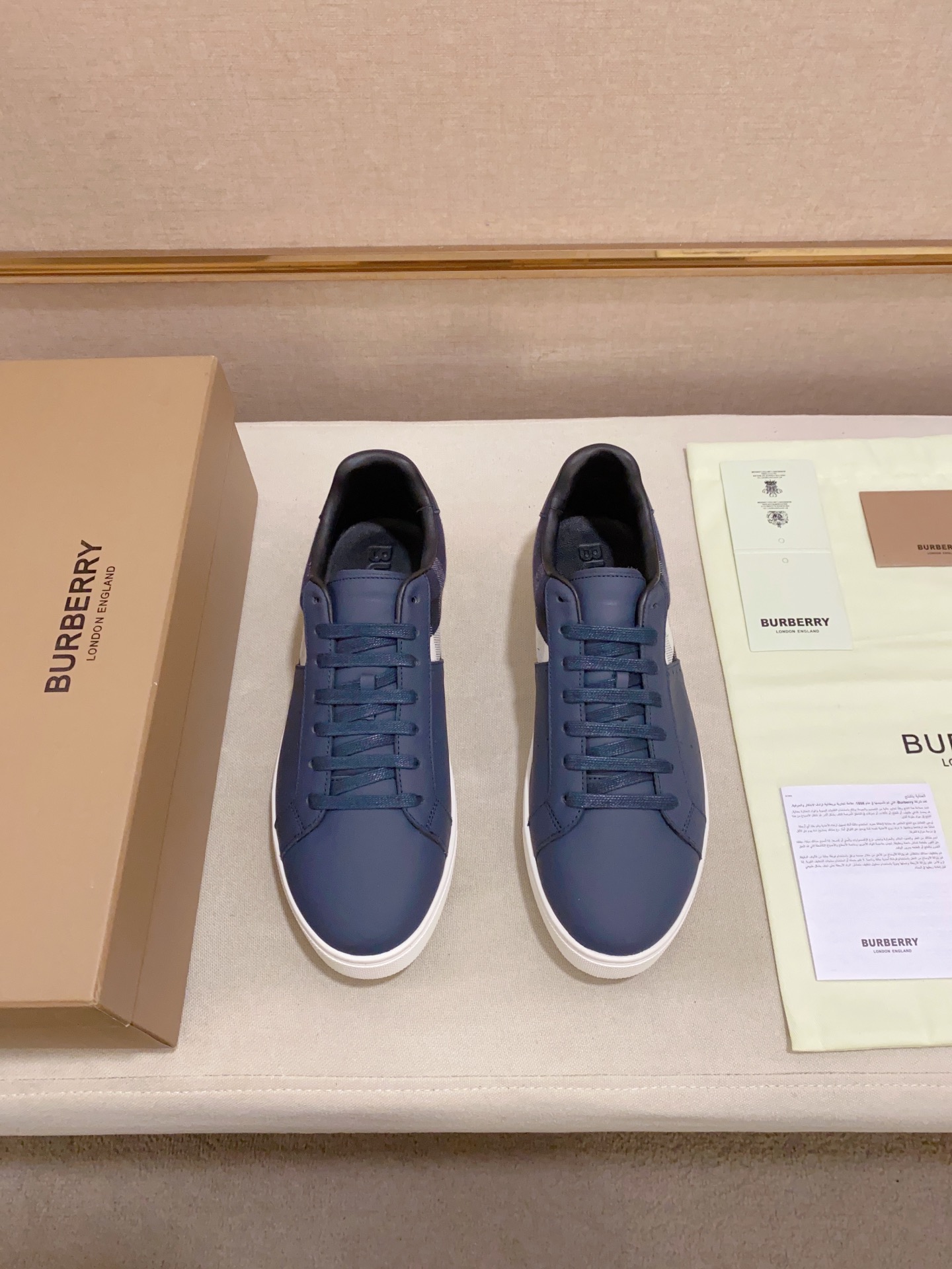 PRECIO DE FÁBRICA: Una versión de alta gama de la nueva zapatilla baja clásica para hombre de la cas